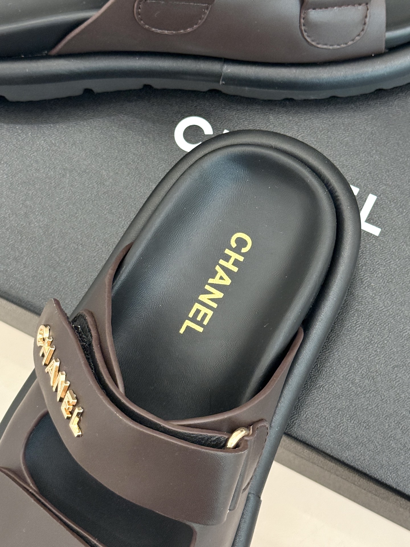 CHANE*｜小香经典字母魔术贴厚底拖鞋这双拖鞋以运动灵感重构法式奢雅。标志性字母饰带搭配可调节魔术贴兼