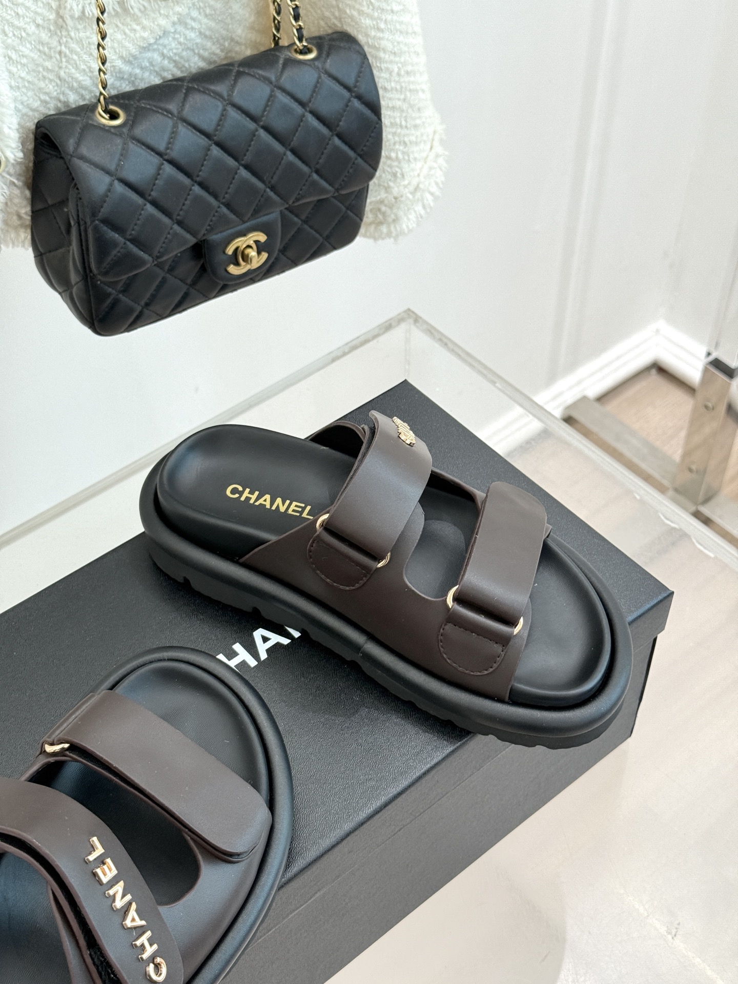 CHANE*｜小香经典字母魔术贴厚底拖鞋这双拖鞋以运动灵感重构法式奢雅。标志性字母饰带搭配可调节魔术贴兼