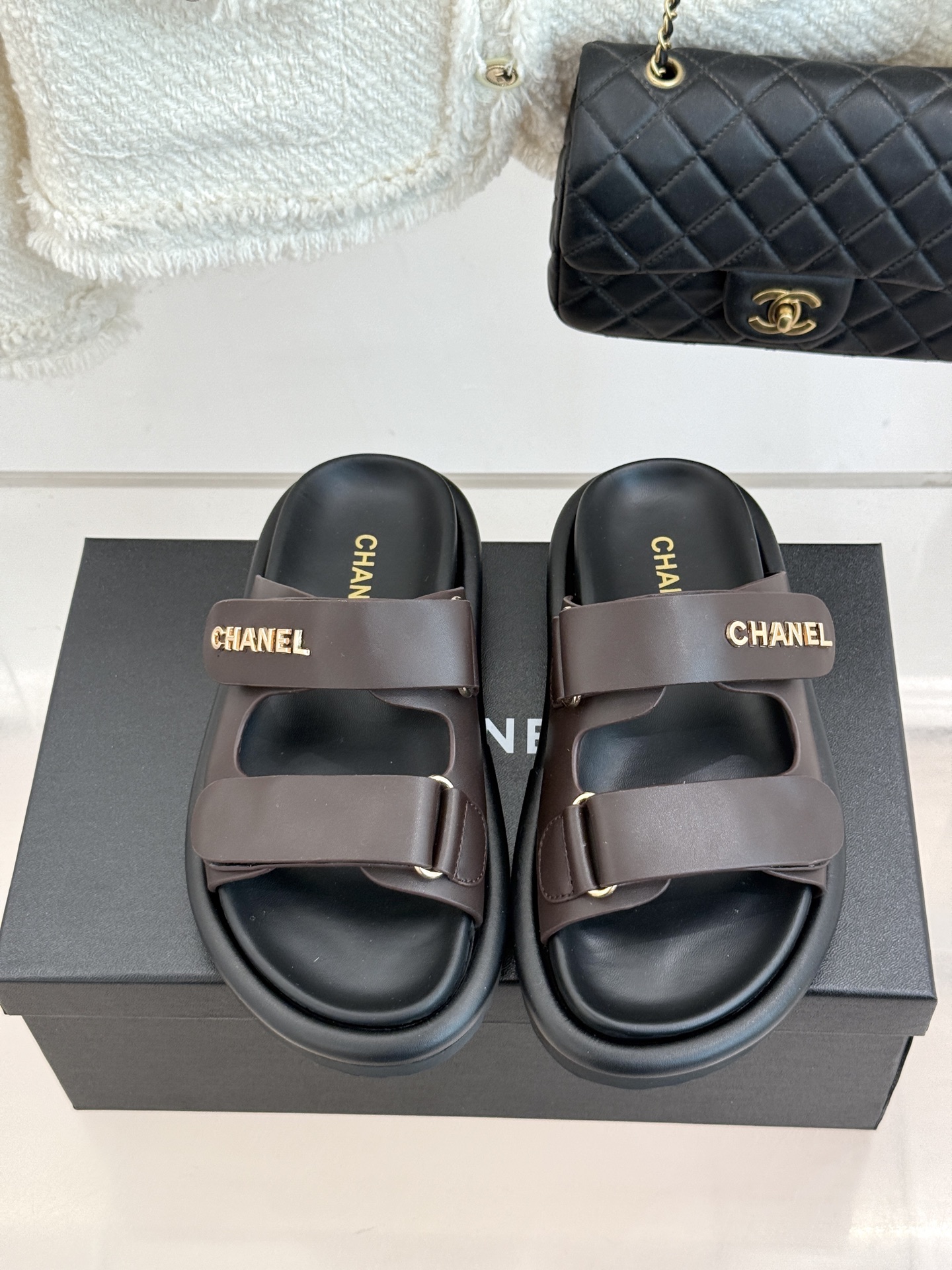 CHANE*｜小香经典字母魔术贴厚底拖鞋这双拖鞋以运动灵感重构法式奢雅。标志性字母饰带搭配可调节魔术贴兼