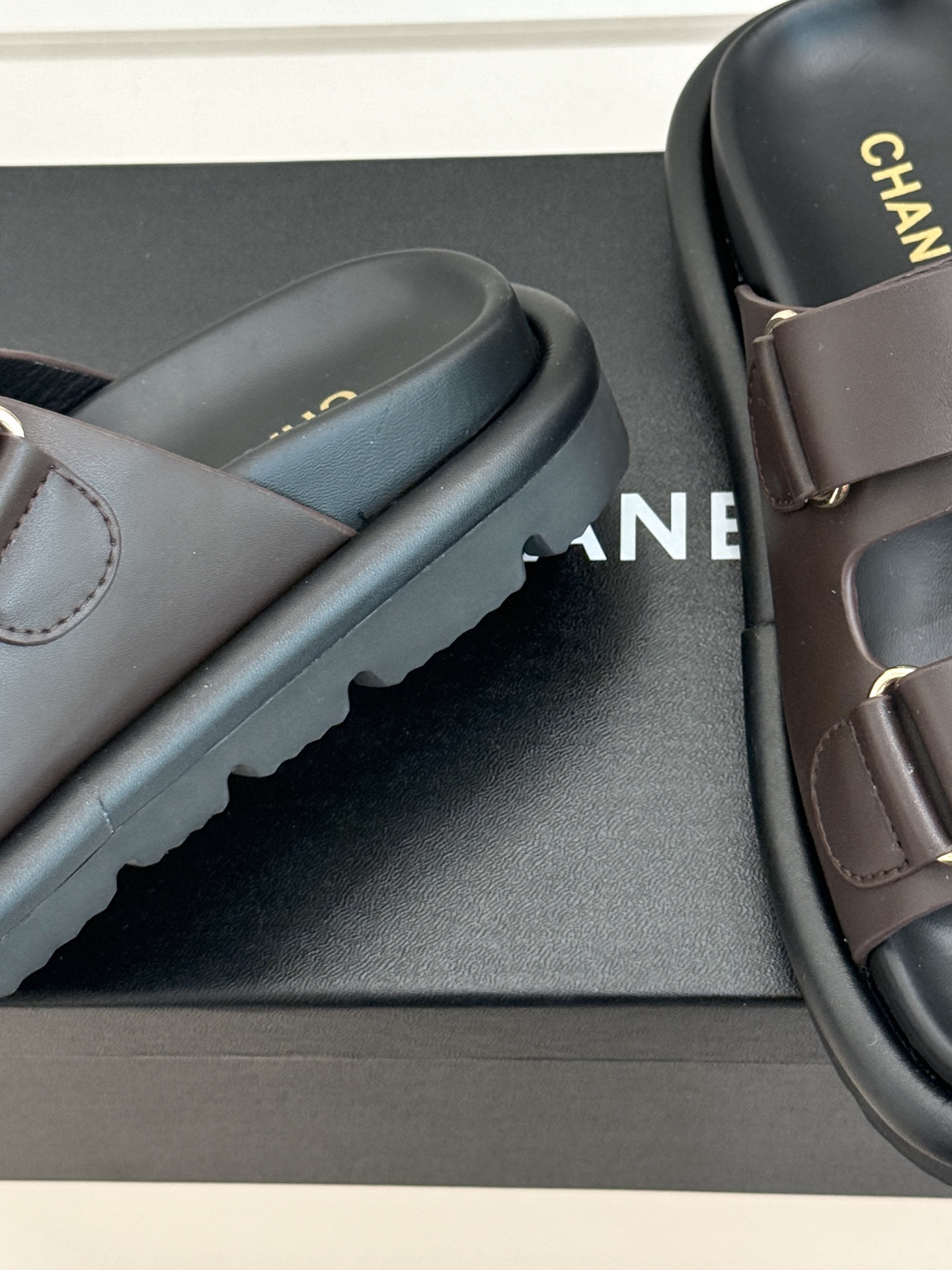 CHANE*｜小香经典字母魔术贴厚底拖鞋这双拖鞋以运动灵感重构法式奢雅。标志性字母饰带搭配可调节魔术贴兼