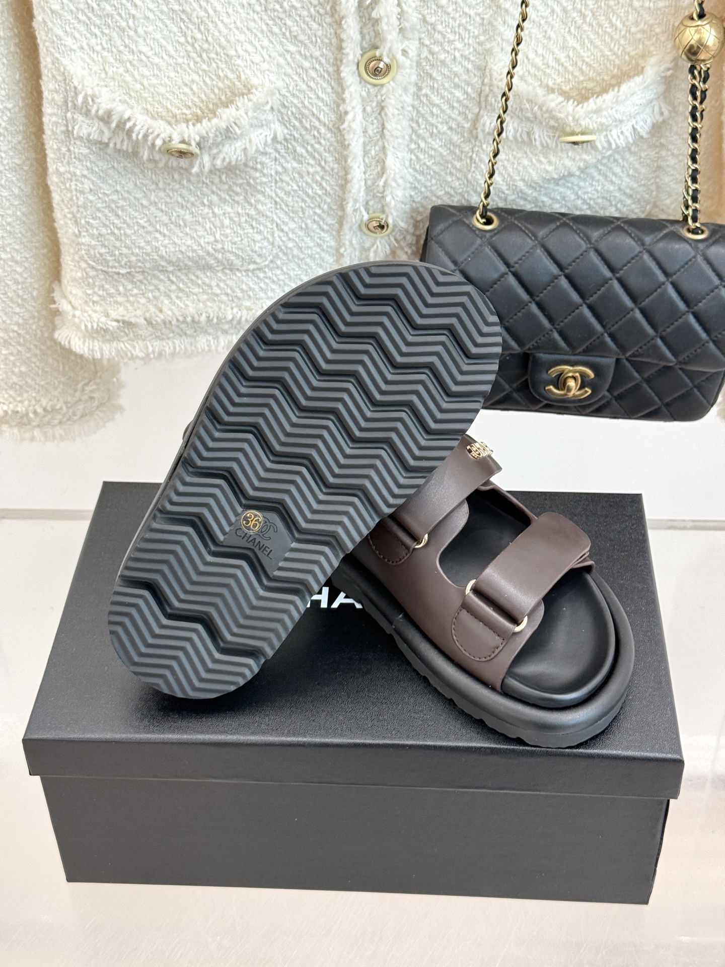 CHANE*｜小香经典字母魔术贴厚底拖鞋这双拖鞋以运动灵感重构法式奢雅。标志性字母饰带搭配可调节魔术贴兼