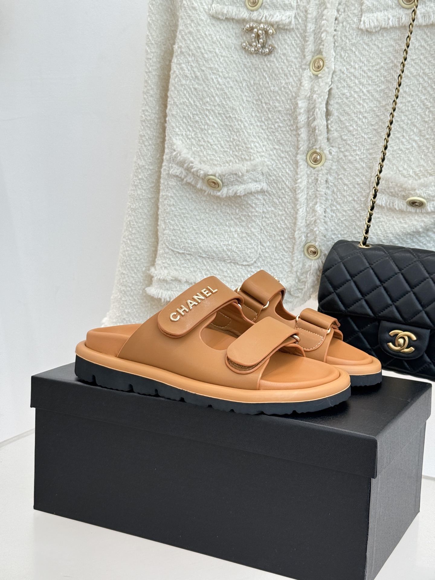 CHANE*｜小香经典字母魔术贴厚底拖鞋这双拖鞋以运动灵感重构法式奢雅。标志性字母饰带搭配可调节魔术贴兼