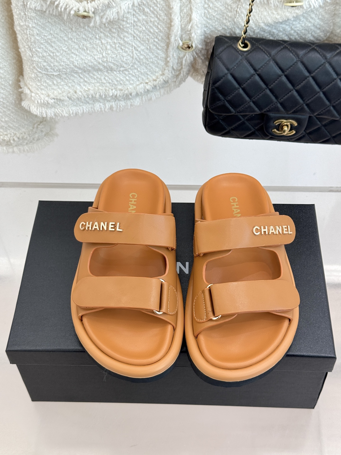 CHANE*｜小香经典字母魔术贴厚底拖鞋这双拖鞋以运动灵感重构法式奢雅。标志性字母饰带搭配可调节魔术贴兼