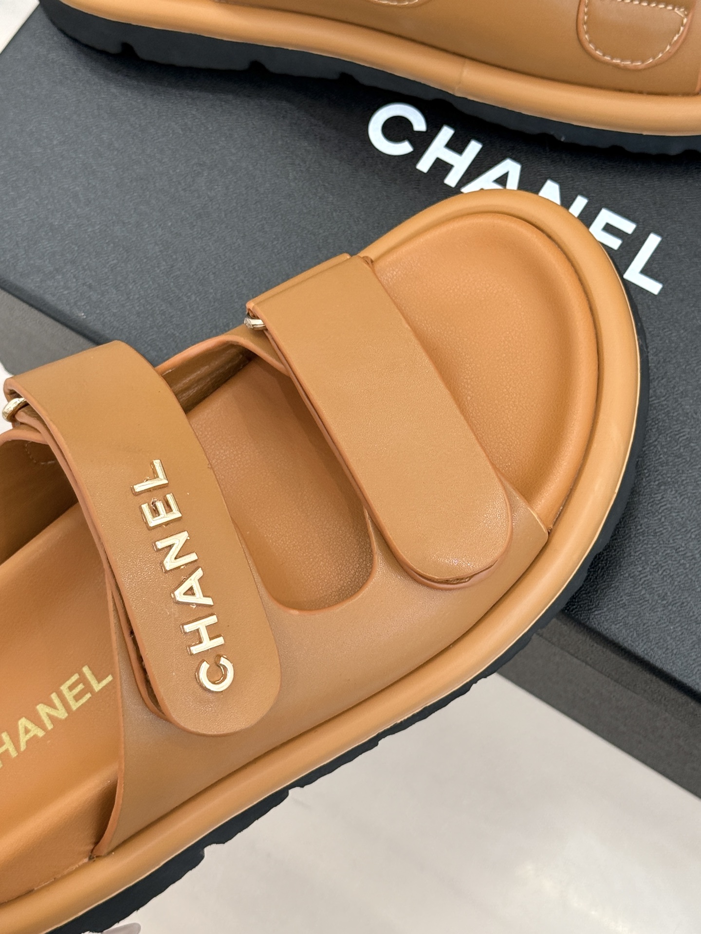 CHANE*｜小香经典字母魔术贴厚底拖鞋这双拖鞋以运动灵感重构法式奢雅。标志性字母饰带搭配可调节魔术贴兼