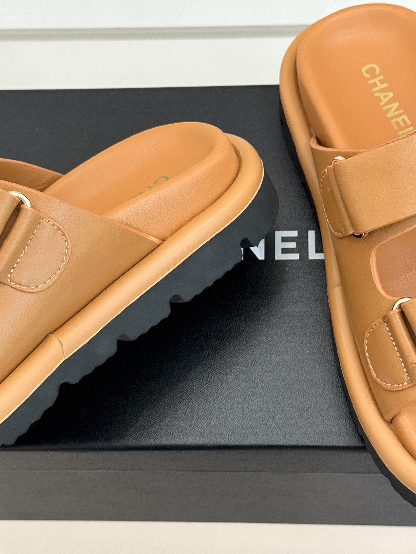 CHANE*｜小香经典字母魔术贴厚底拖鞋这双拖鞋以运动灵感重构法式奢雅。标志性字母饰带搭配可调节魔术贴兼