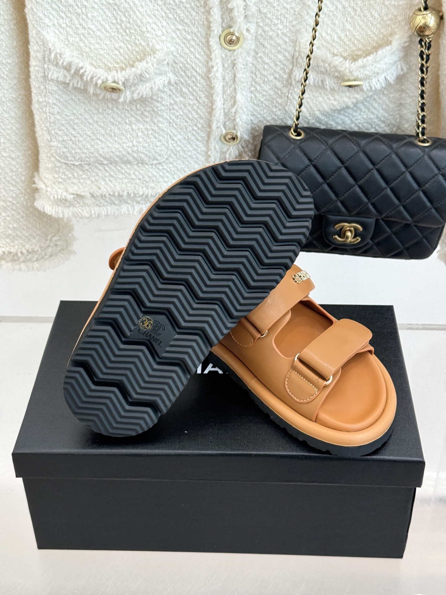 CHANE*｜小香经典字母魔术贴厚底拖鞋这双拖鞋以运动灵感重构法式奢雅。标志性字母饰带搭配可调节魔术贴兼