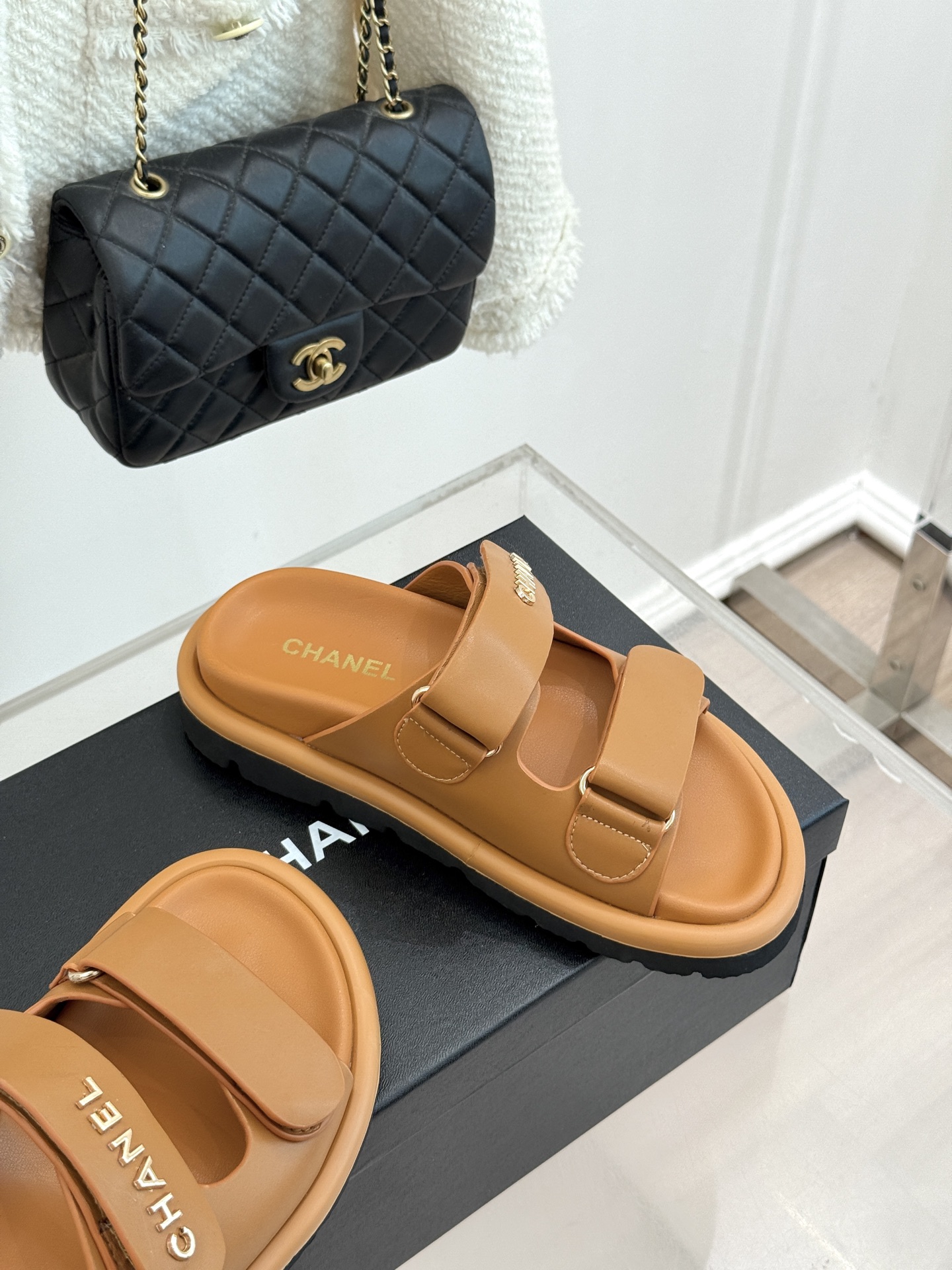 CHANE*｜小香经典字母魔术贴厚底拖鞋这双拖鞋以运动灵感重构法式奢雅。标志性字母饰带搭配可调节魔术贴兼