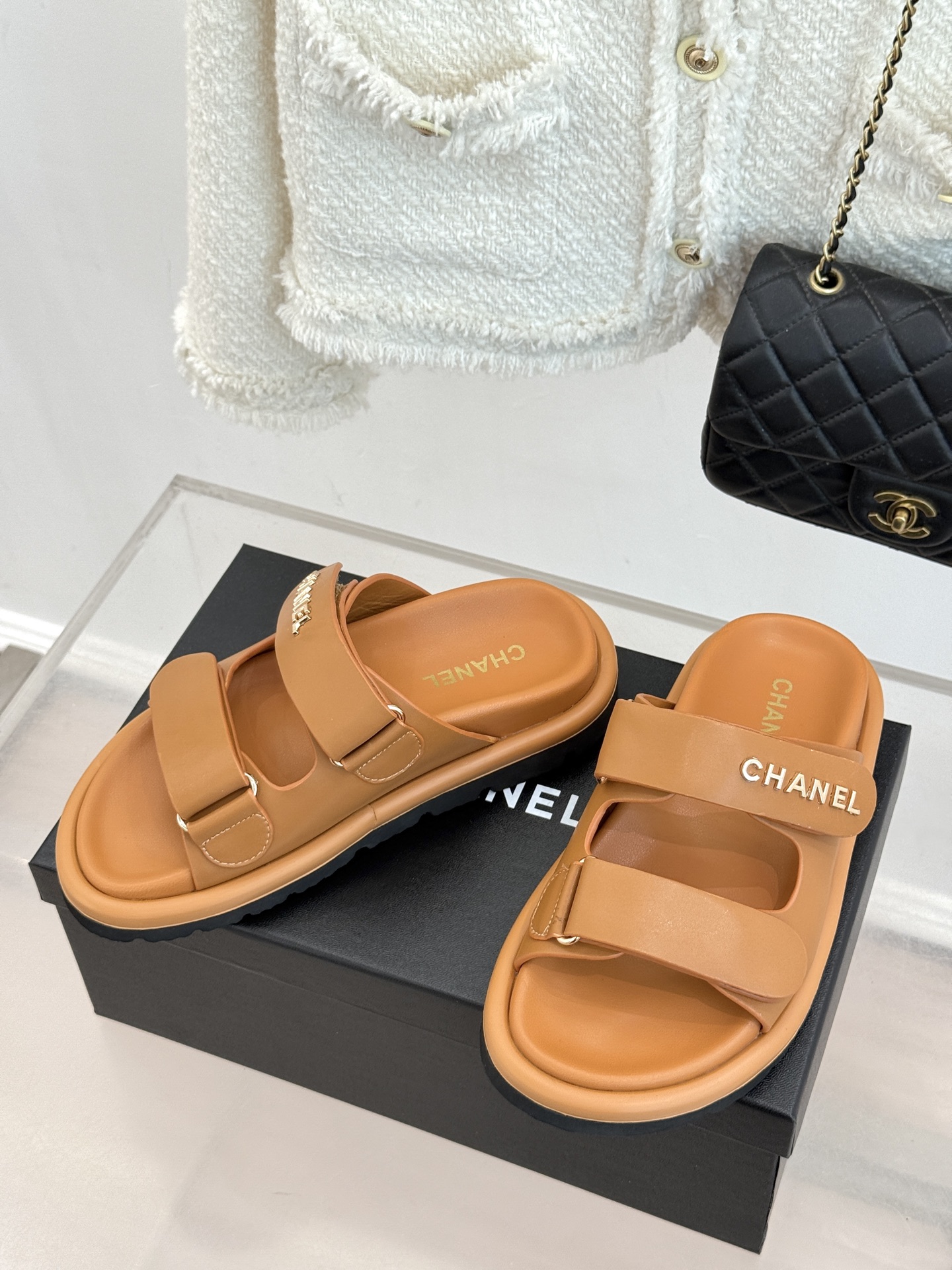 CHANE*｜小香经典字母魔术贴厚底拖鞋这双拖鞋以运动灵感重构法式奢雅。标志性字母饰带搭配可调节魔术贴兼