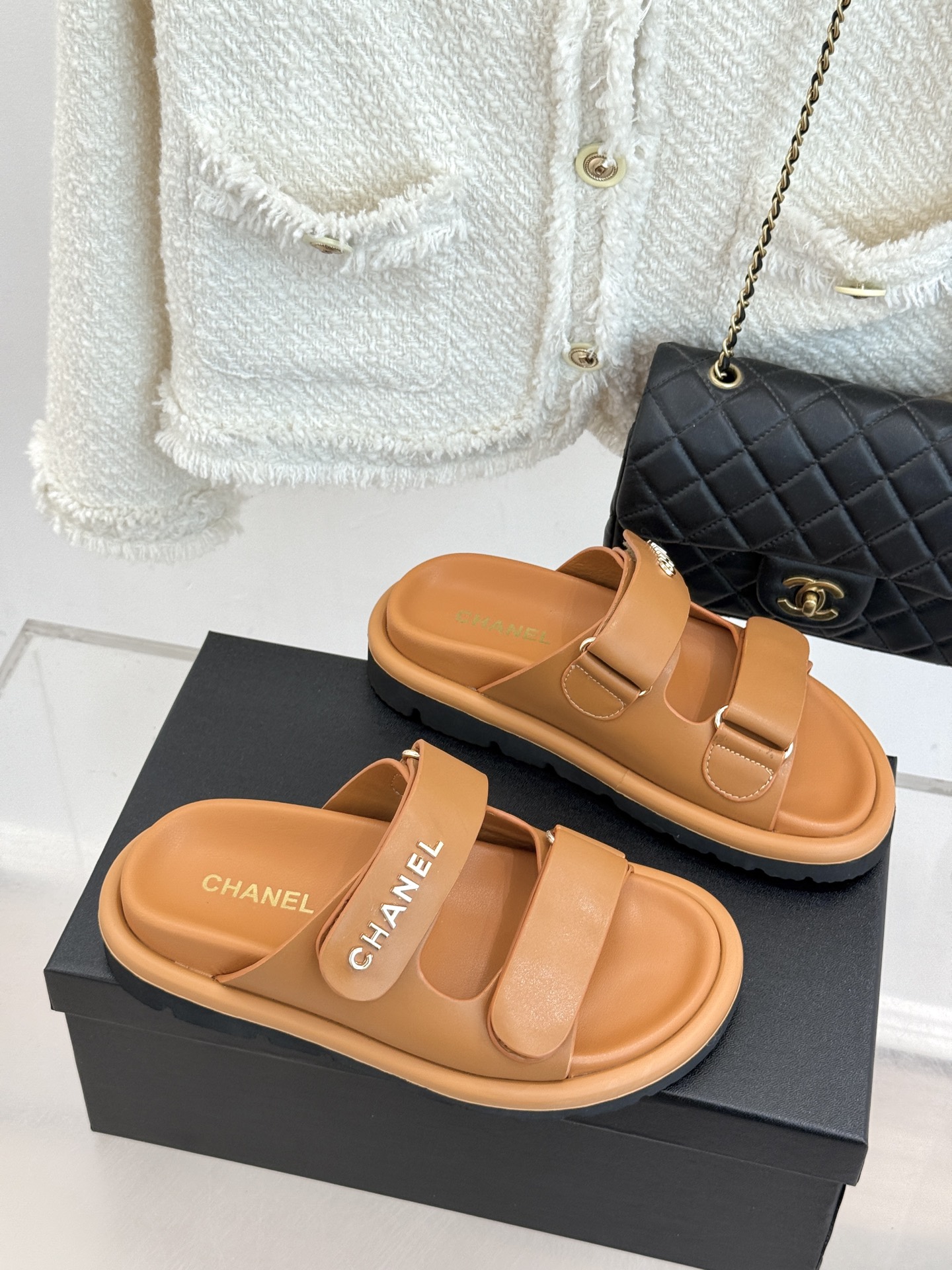 CHANE*｜小香经典字母魔术贴厚底拖鞋这双拖鞋以运动灵感重构法式奢雅。标志性字母饰带搭配可调节魔术贴兼