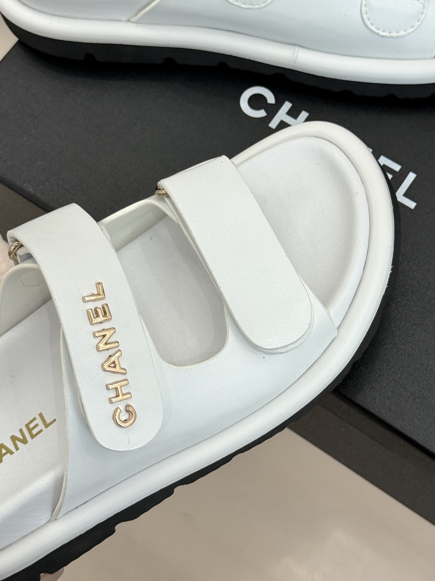 CHANE*｜小香经典字母魔术贴厚底拖鞋这双拖鞋以运动灵感重构法式奢雅。标志性字母饰带搭配可调节魔术贴兼