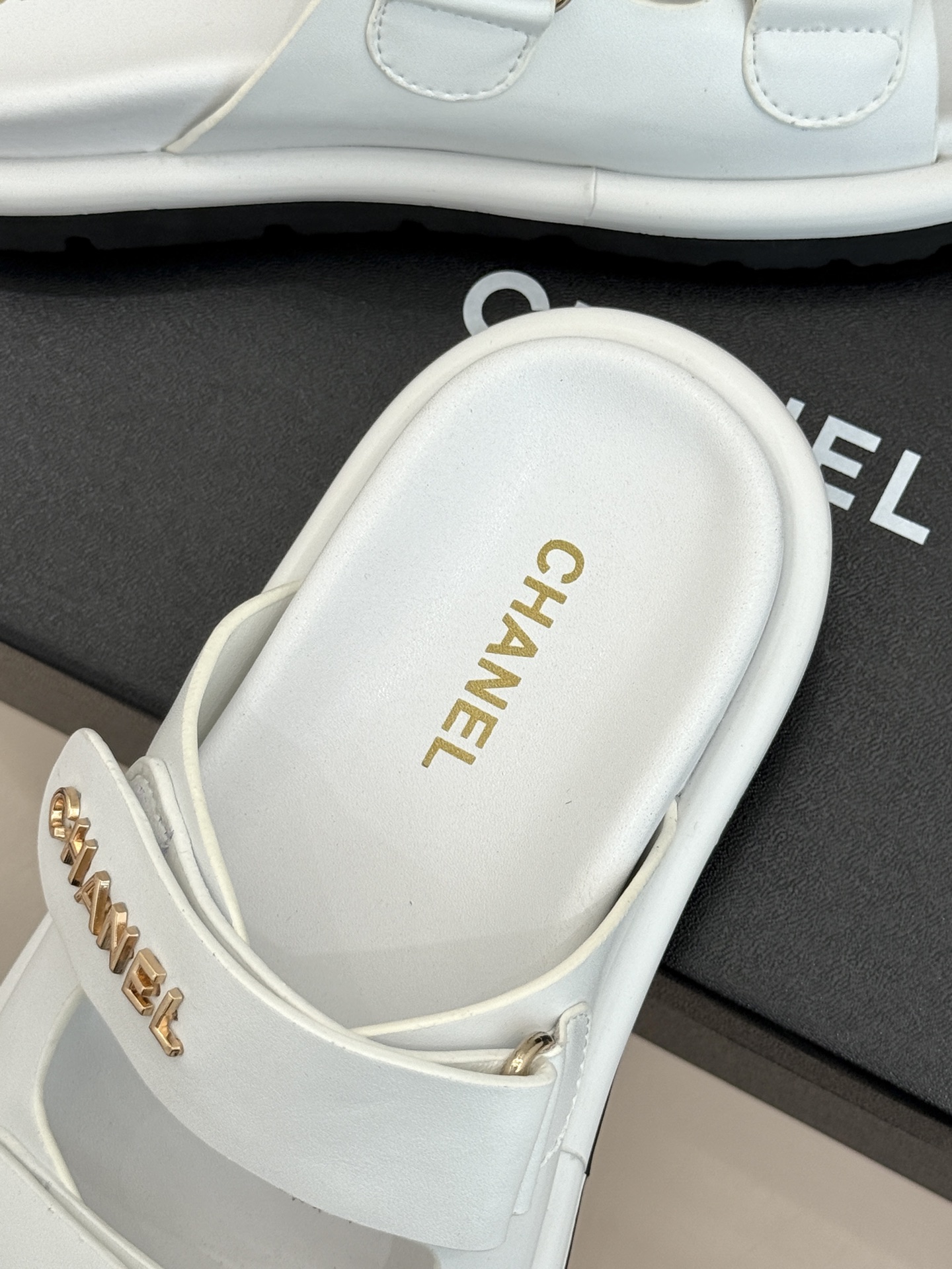 CHANE*｜小香经典字母魔术贴厚底拖鞋这双拖鞋以运动灵感重构法式奢雅。标志性字母饰带搭配可调节魔术贴兼