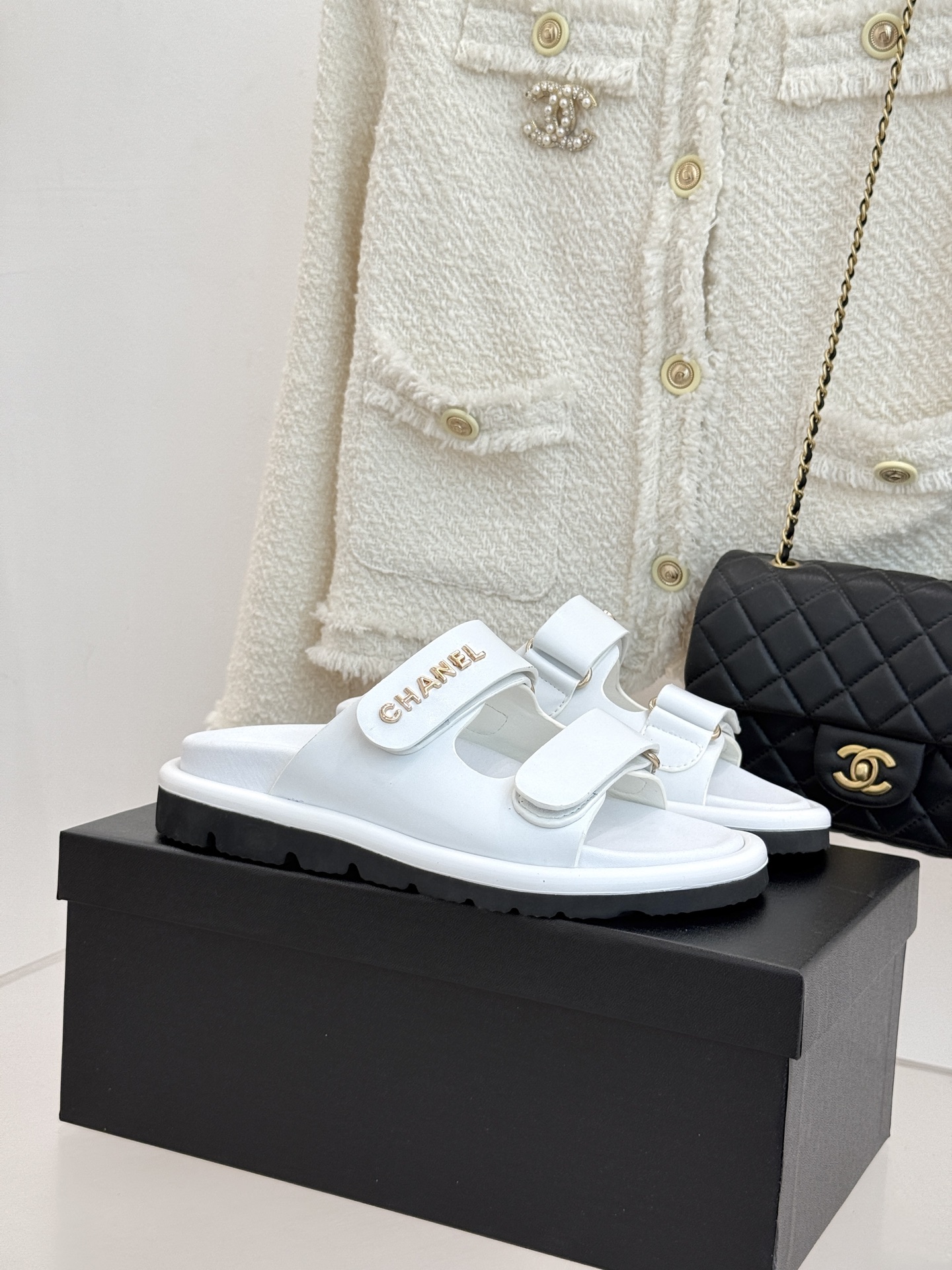 CHANE*｜小香经典字母魔术贴厚底拖鞋这双拖鞋以运动灵感重构法式奢雅。标志性字母饰带搭配可调节魔术贴兼