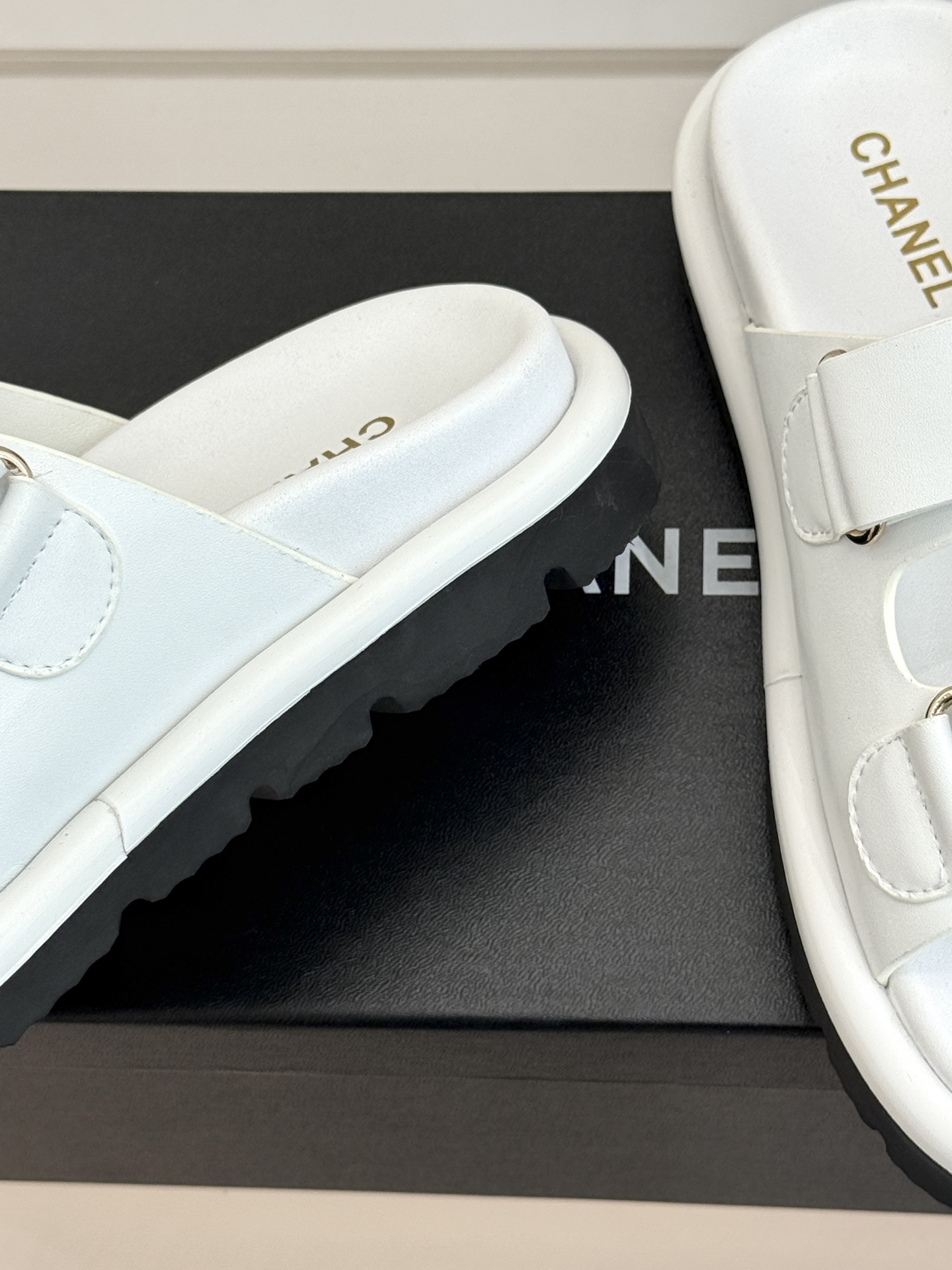 CHANE*｜小香经典字母魔术贴厚底拖鞋这双拖鞋以运动灵感重构法式奢雅。标志性字母饰带搭配可调节魔术贴兼