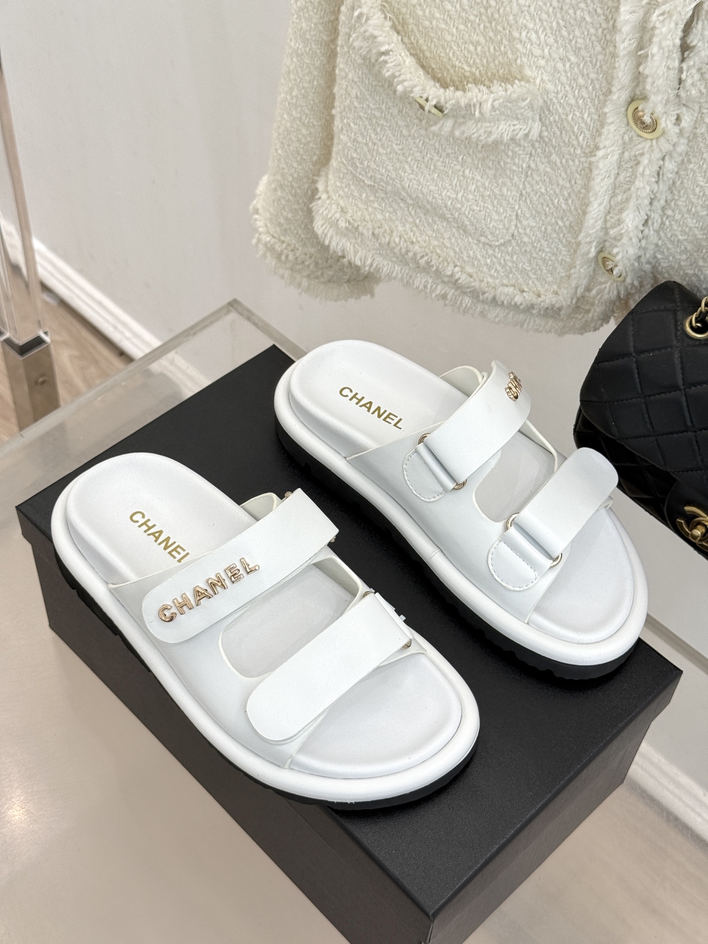 CHANE*｜小香经典字母魔术贴厚底拖鞋这双拖鞋以运动灵感重构法式奢雅。标志性字母饰带搭配可调节魔术贴兼