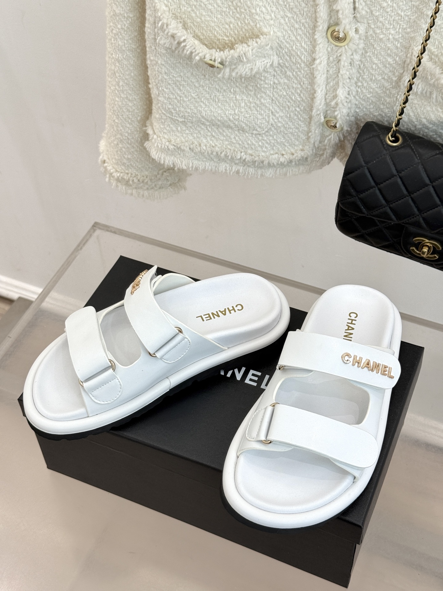 CHANE*｜小香经典字母魔术贴厚底拖鞋这双拖鞋以运动灵感重构法式奢雅。标志性字母饰带搭配可调节魔术贴兼