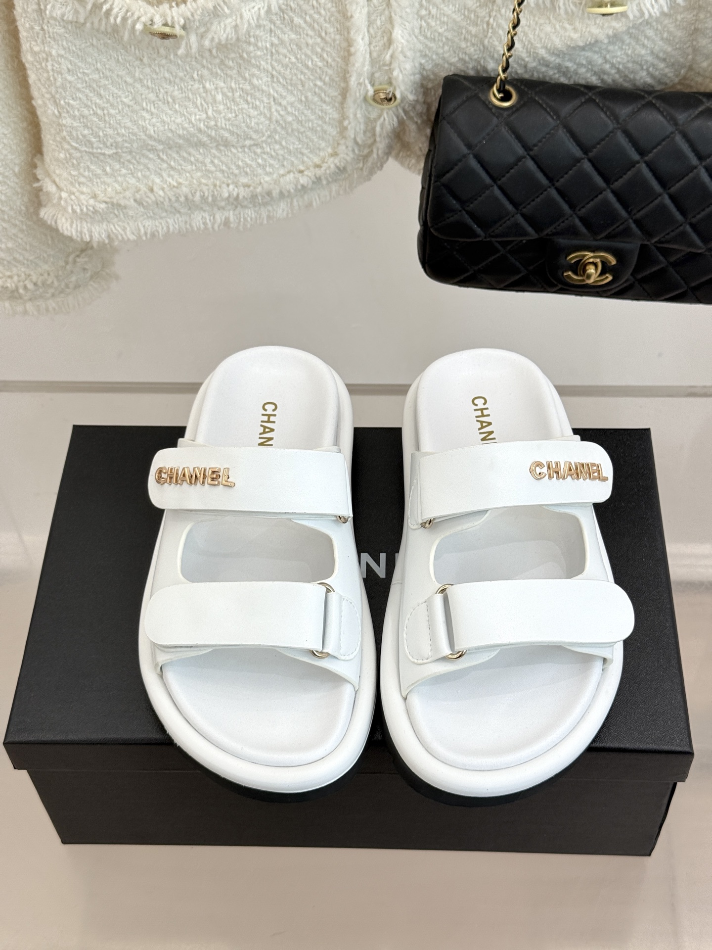 CHANE*｜小香经典字母魔术贴厚底拖鞋这双拖鞋以运动灵感重构法式奢雅。标志性字母饰带搭配可调节魔术贴兼