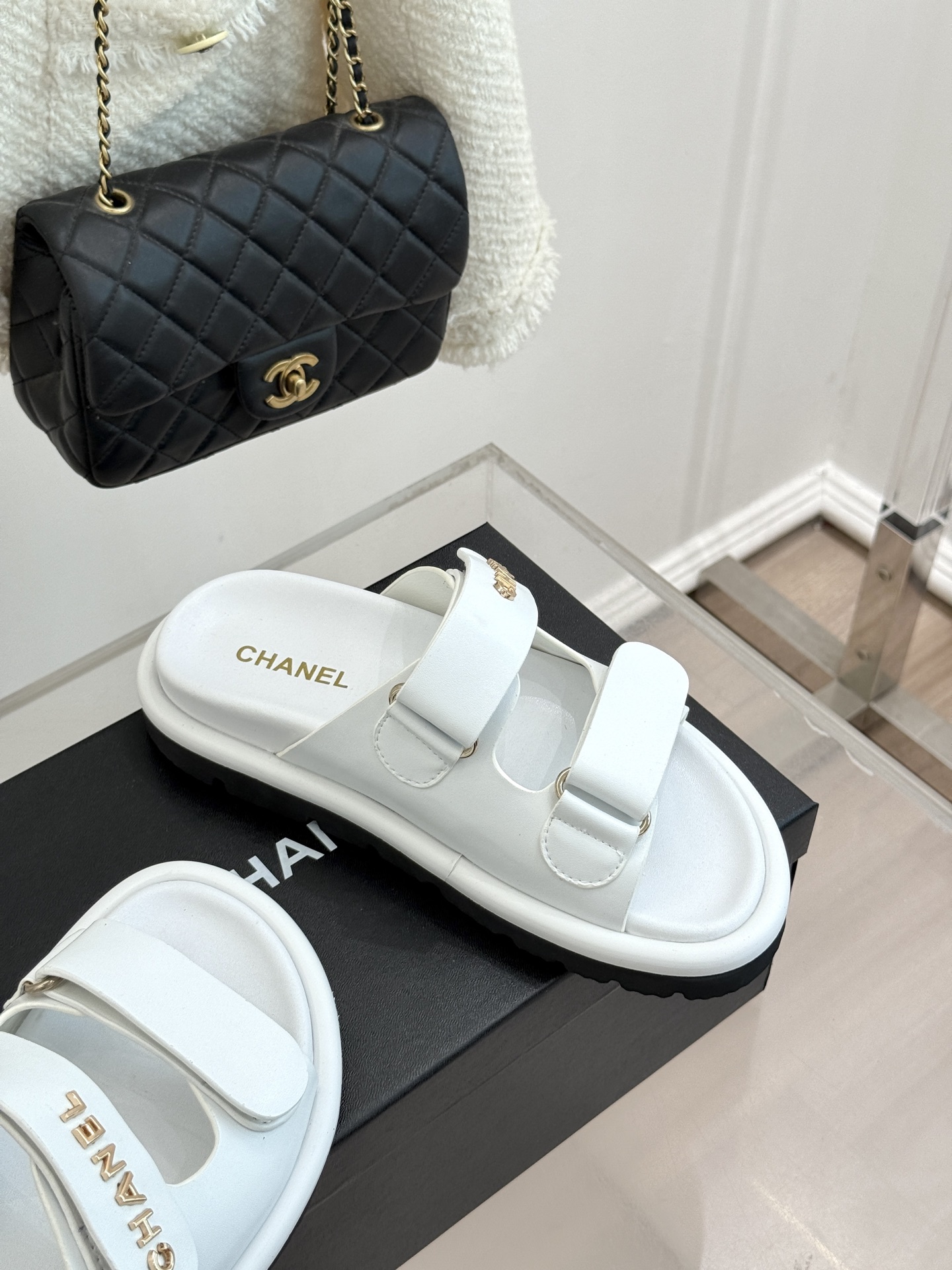 CHANE*｜小香经典字母魔术贴厚底拖鞋这双拖鞋以运动灵感重构法式奢雅。标志性字母饰带搭配可调节魔术贴兼