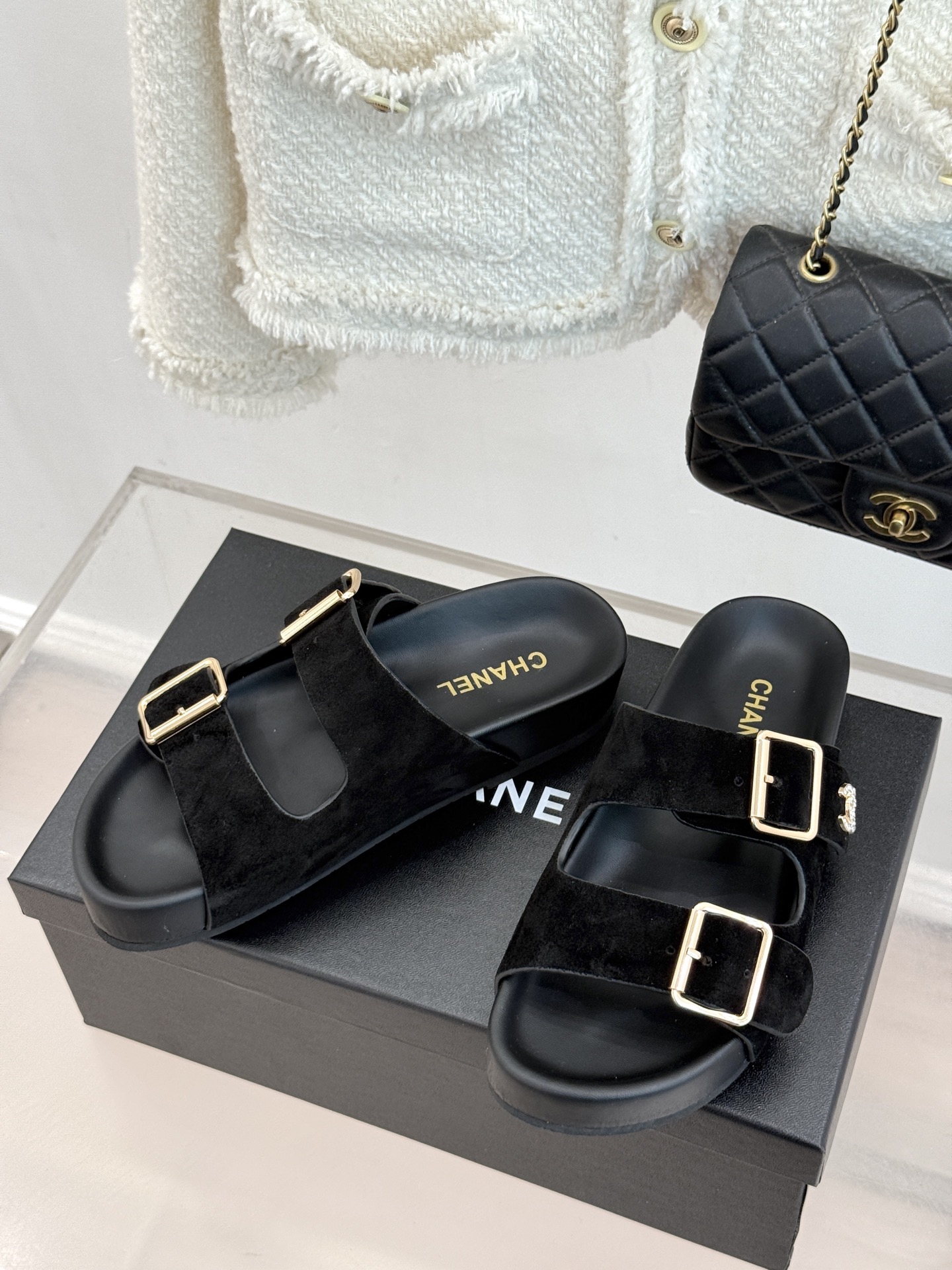 CHANE*｜小香经典双皮带扣双C厚底懒人拖鞋将法式优雅与松弛感完美交融。双皮带可调节设计贴合脚型金属双