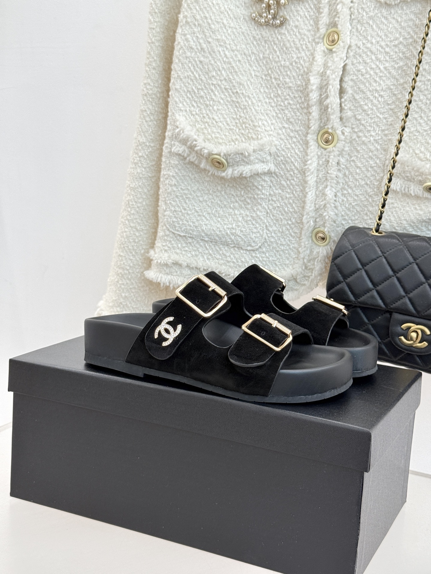 CHANE*｜小香经典双皮带扣双C厚底懒人拖鞋将法式优雅与松弛感完美交融。双皮带可调节设计贴合脚型金属双