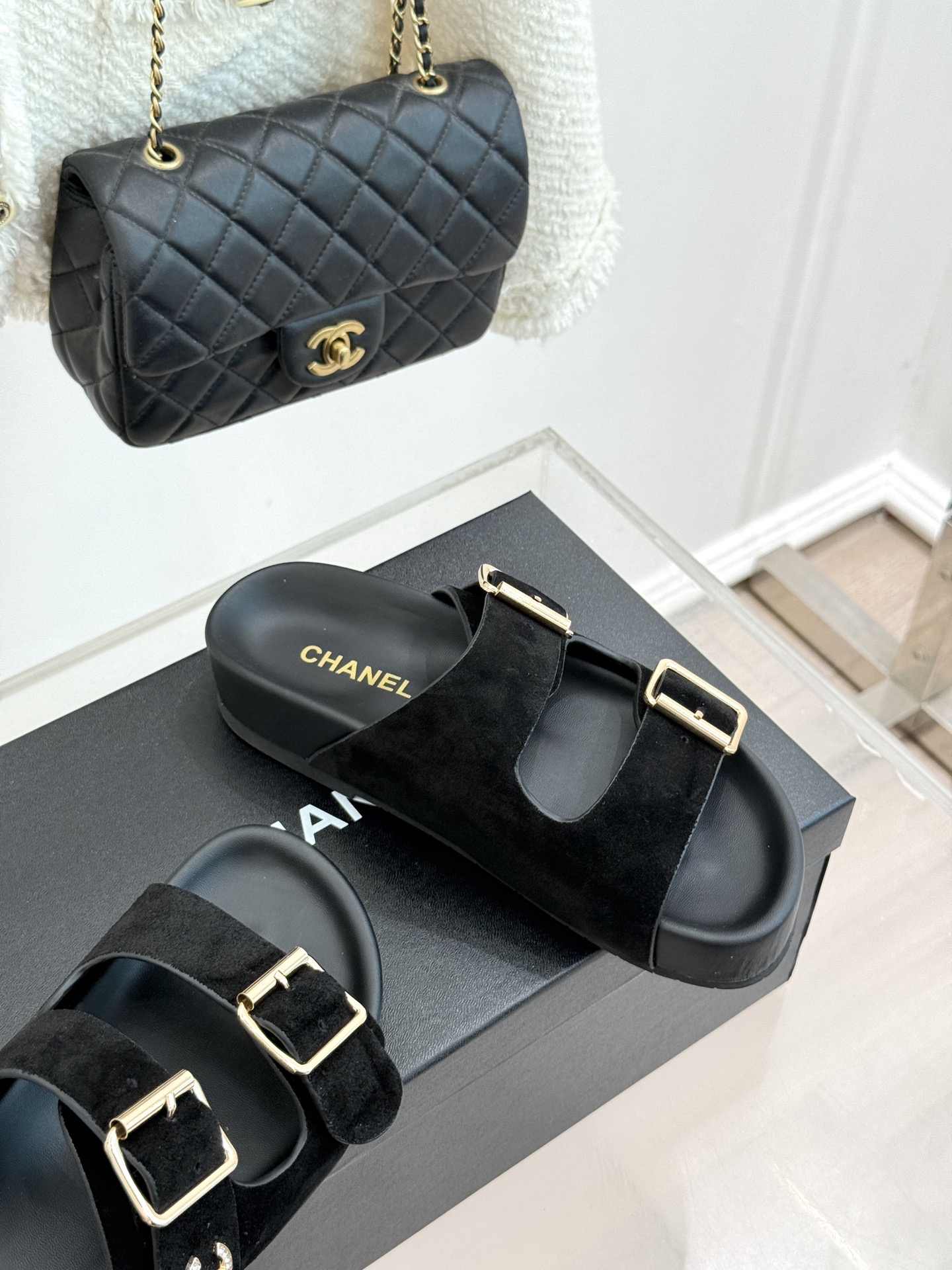 CHANE*｜小香经典双皮带扣双C厚底懒人拖鞋将法式优雅与松弛感完美交融。双皮带可调节设计贴合脚型金属双