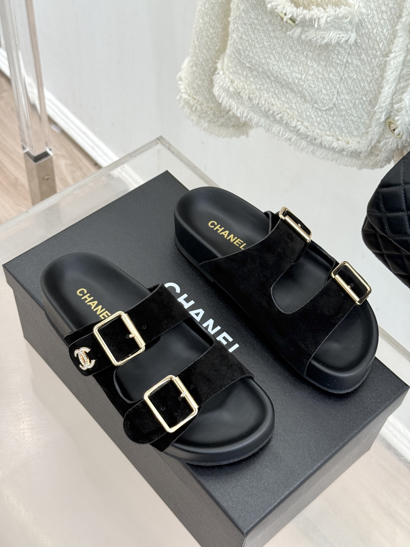 CHANE*｜小香经典双皮带扣双C厚底懒人拖鞋将法式优雅与松弛感完美交融。双皮带可调节设计贴合脚型金属双