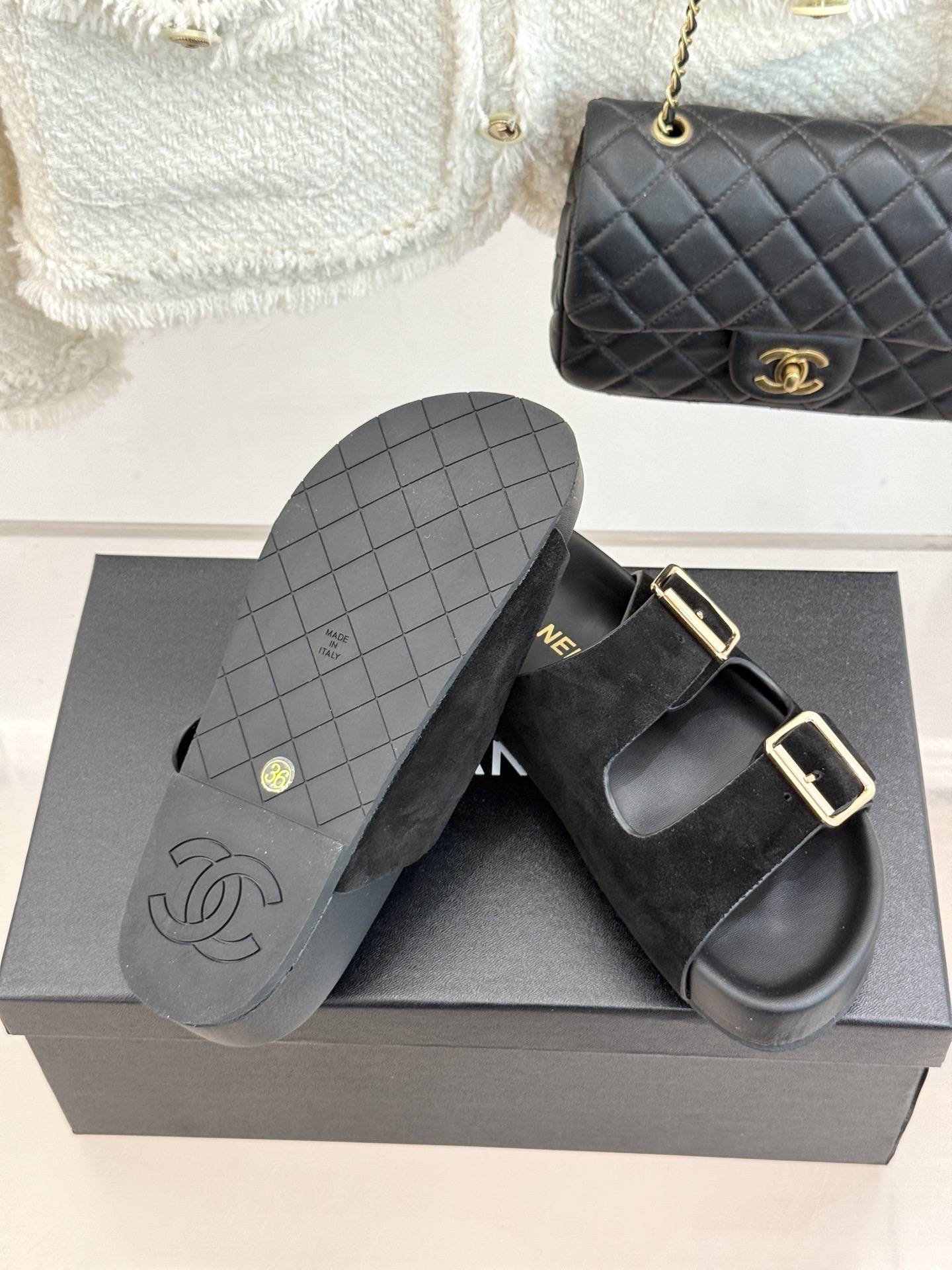 CHANE*｜小香经典双皮带扣双C厚底懒人拖鞋将法式优雅与松弛感完美交融。双皮带可调节设计贴合脚型金属双