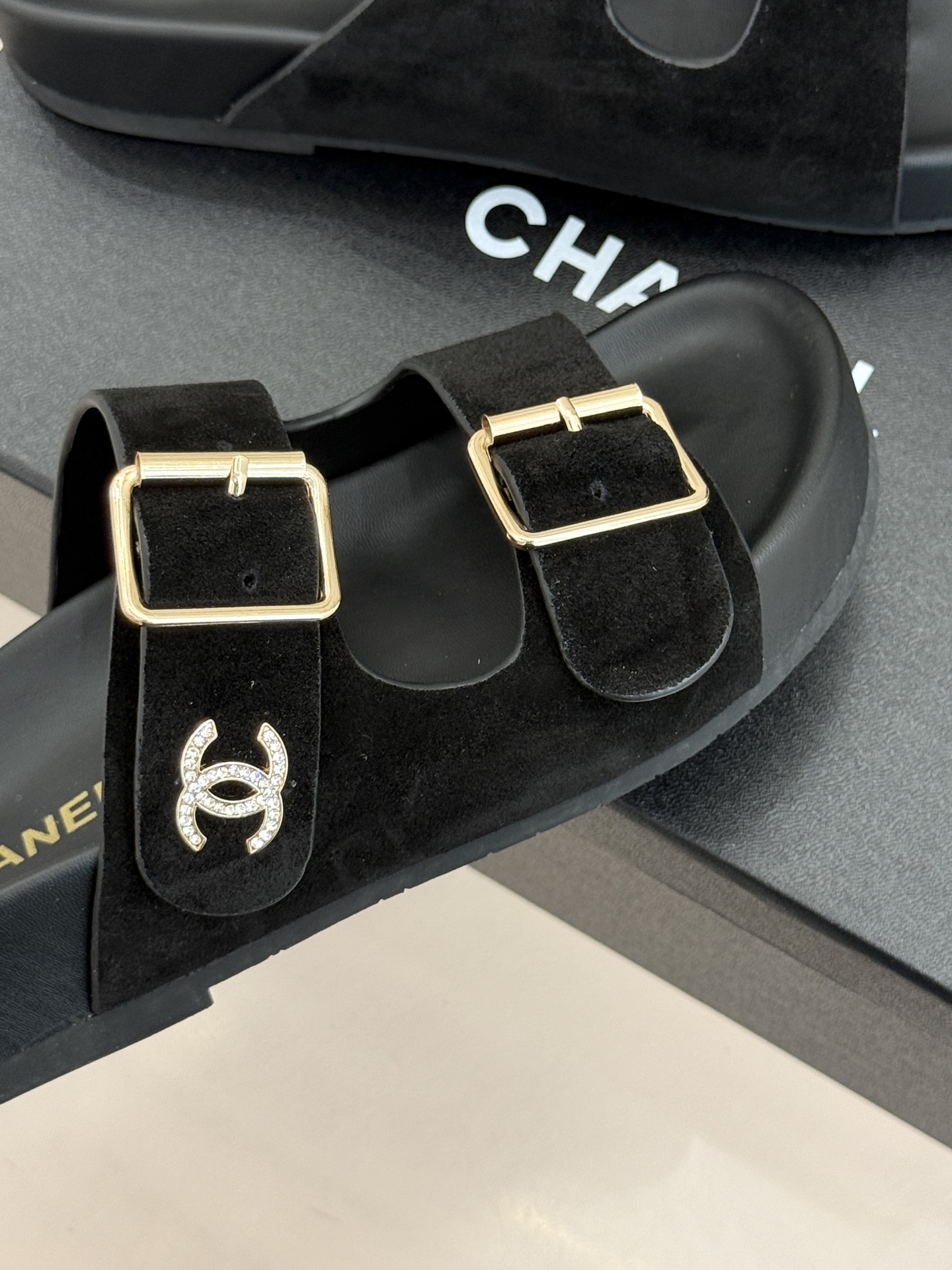 CHANE*｜小香经典双皮带扣双C厚底懒人拖鞋将法式优雅与松弛感完美交融。双皮带可调节设计贴合脚型金属双