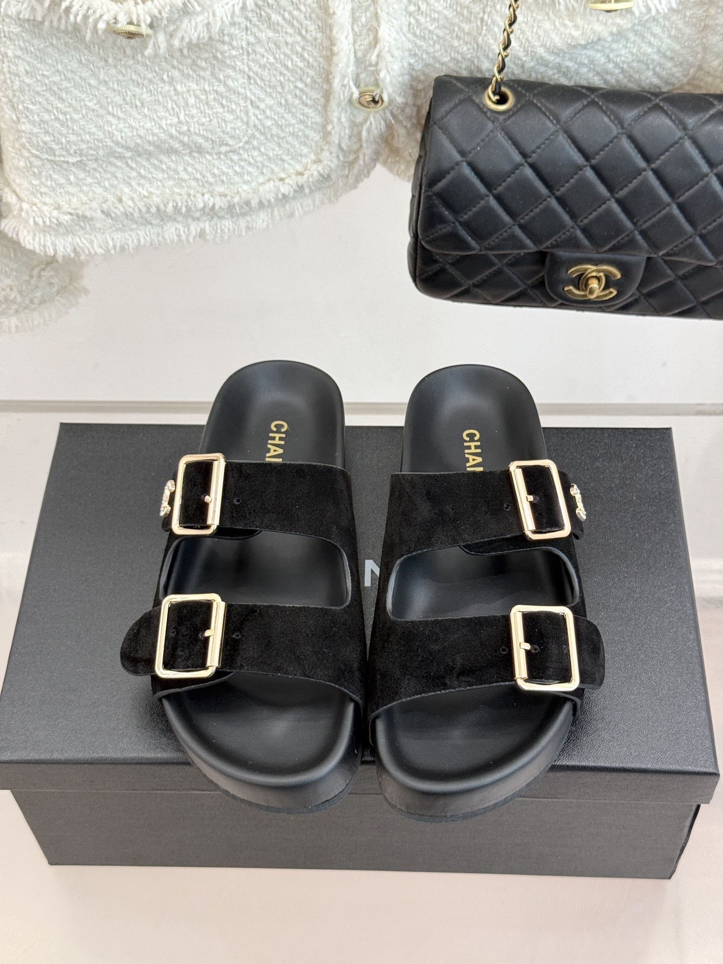 CHANE*｜小香经典双皮带扣双C厚底懒人拖鞋将法式优雅与松弛感完美交融。双皮带可调节设计贴合脚型金属双