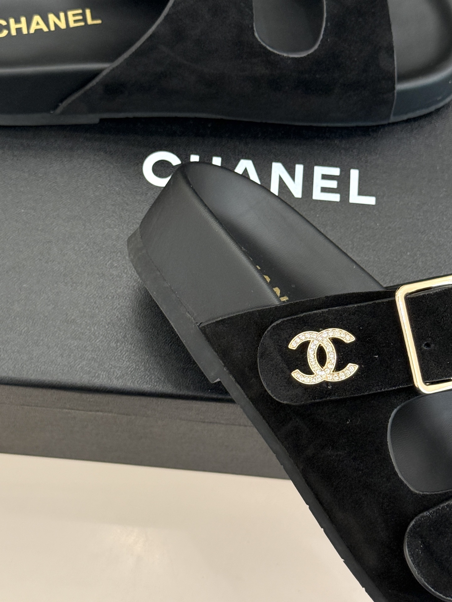 CHANE*｜小香经典双皮带扣双C厚底懒人拖鞋将法式优雅与松弛感完美交融。双皮带可调节设计贴合脚型金属双