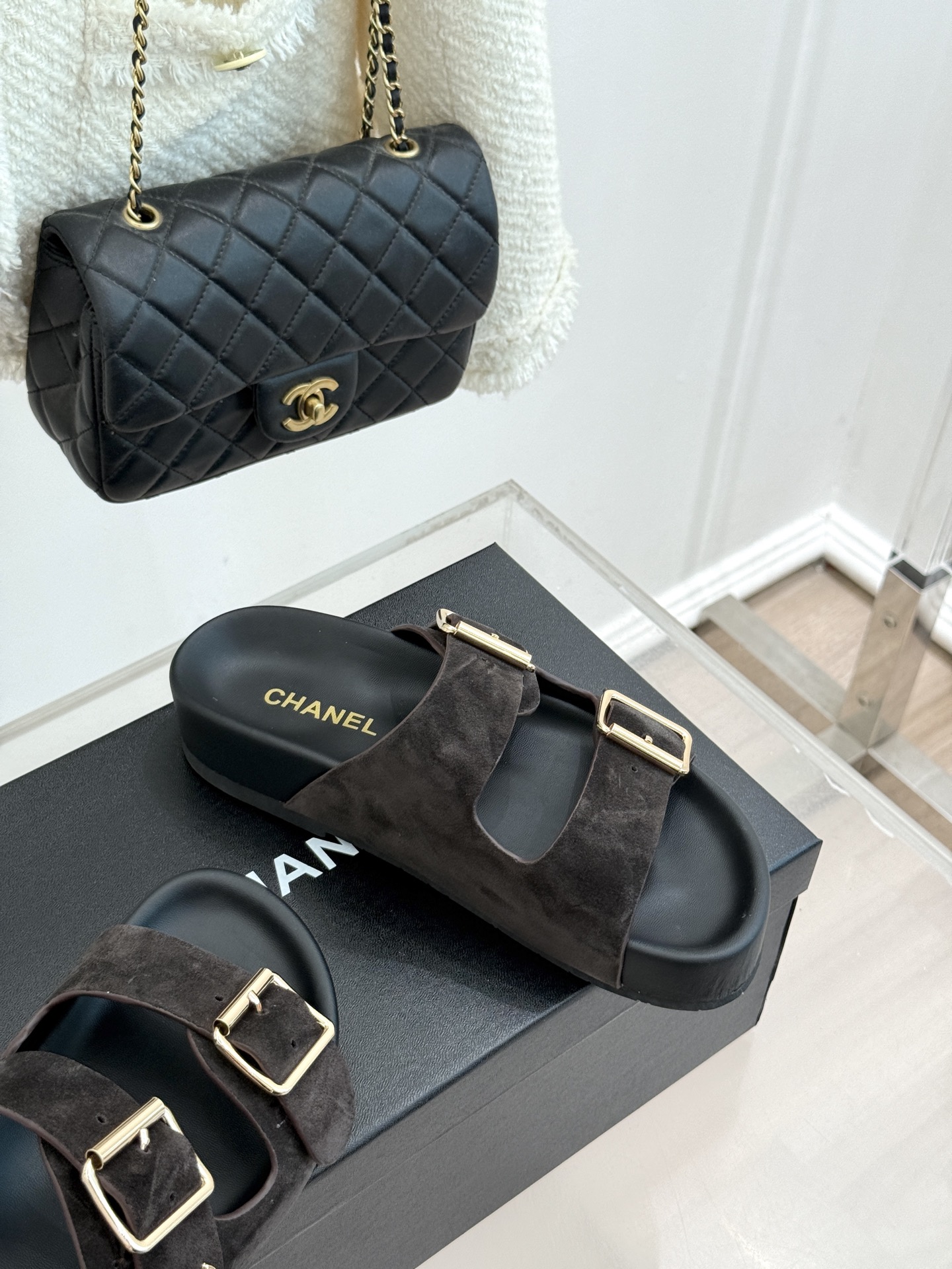 CHANE*｜小香经典双皮带扣双C厚底懒人拖鞋将法式优雅与松弛感完美交融。双皮带可调节设计贴合脚型金属双