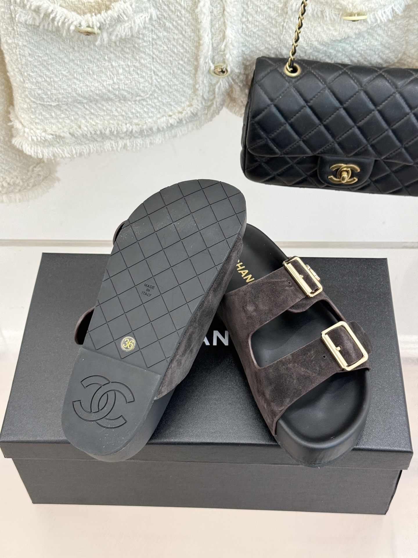 CHANE*｜小香经典双皮带扣双C厚底懒人拖鞋将法式优雅与松弛感完美交融。双皮带可调节设计贴合脚型金属双