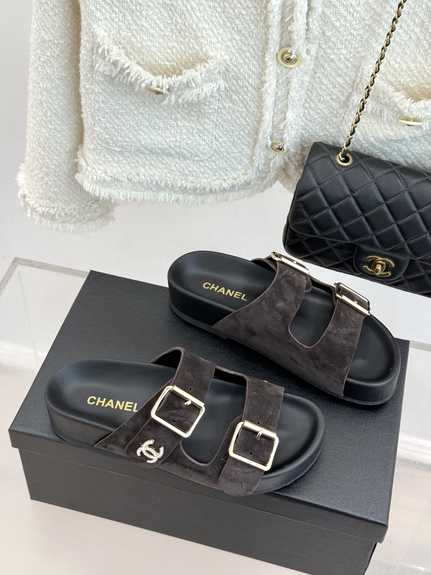 CHANE*｜小香经典双皮带扣双C厚底懒人拖鞋将法式优雅与松弛感完美交融。双皮带可调节设计贴合脚型金属双