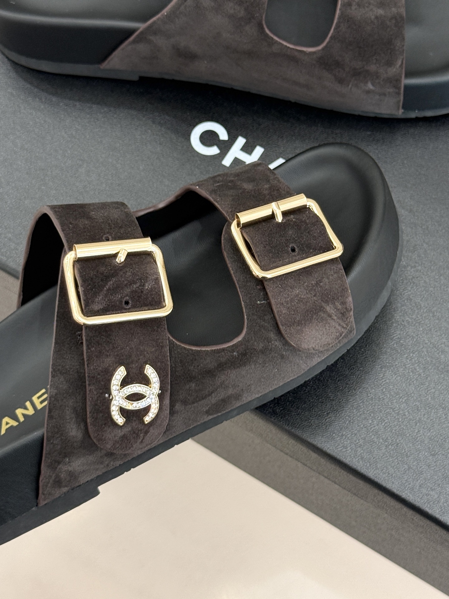 CHANE*｜小香经典双皮带扣双C厚底懒人拖鞋将法式优雅与松弛感完美交融。双皮带可调节设计贴合脚型金属双