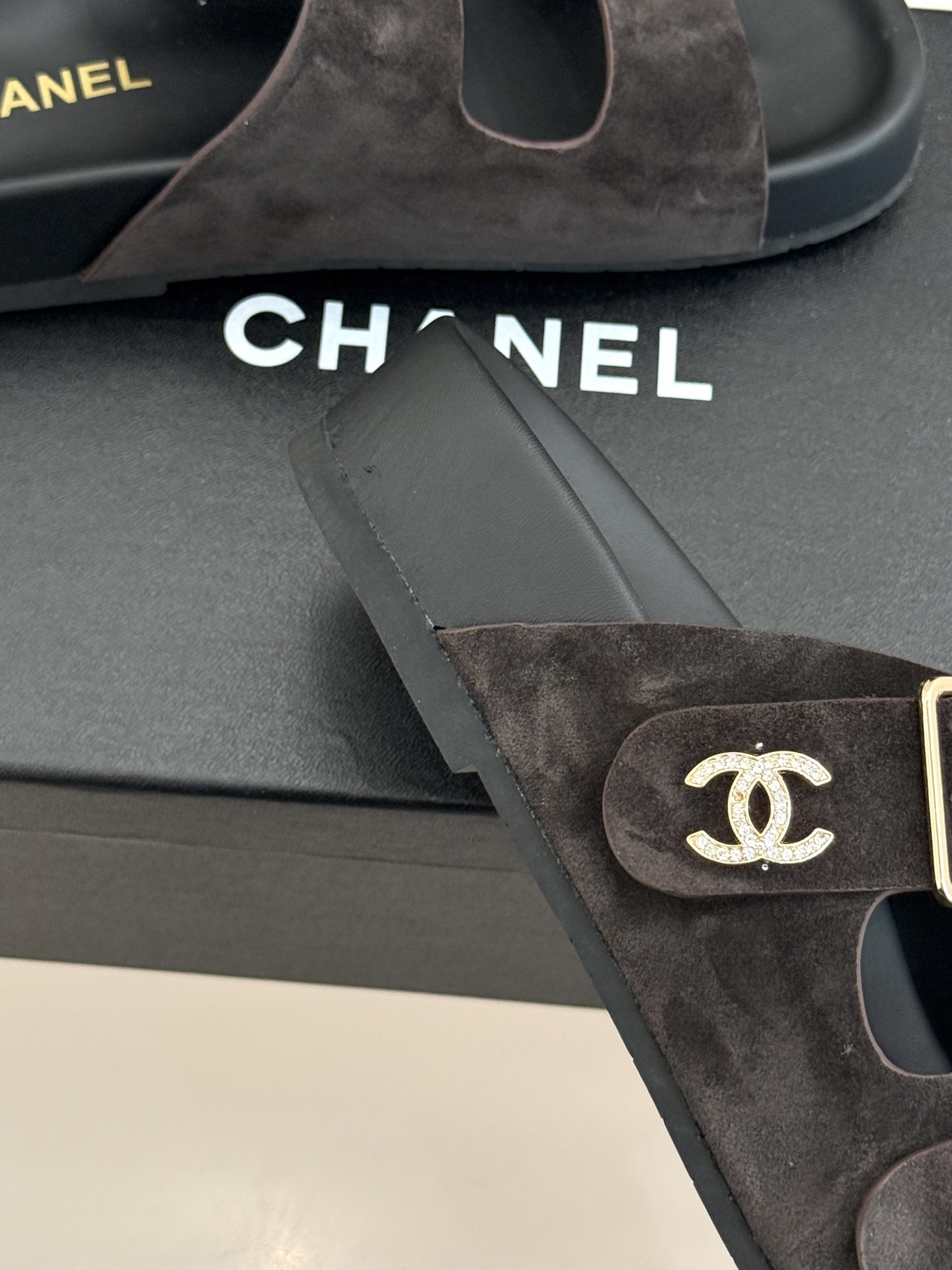 CHANE*｜小香经典双皮带扣双C厚底懒人拖鞋将法式优雅与松弛感完美交融。双皮带可调节设计贴合脚型金属双