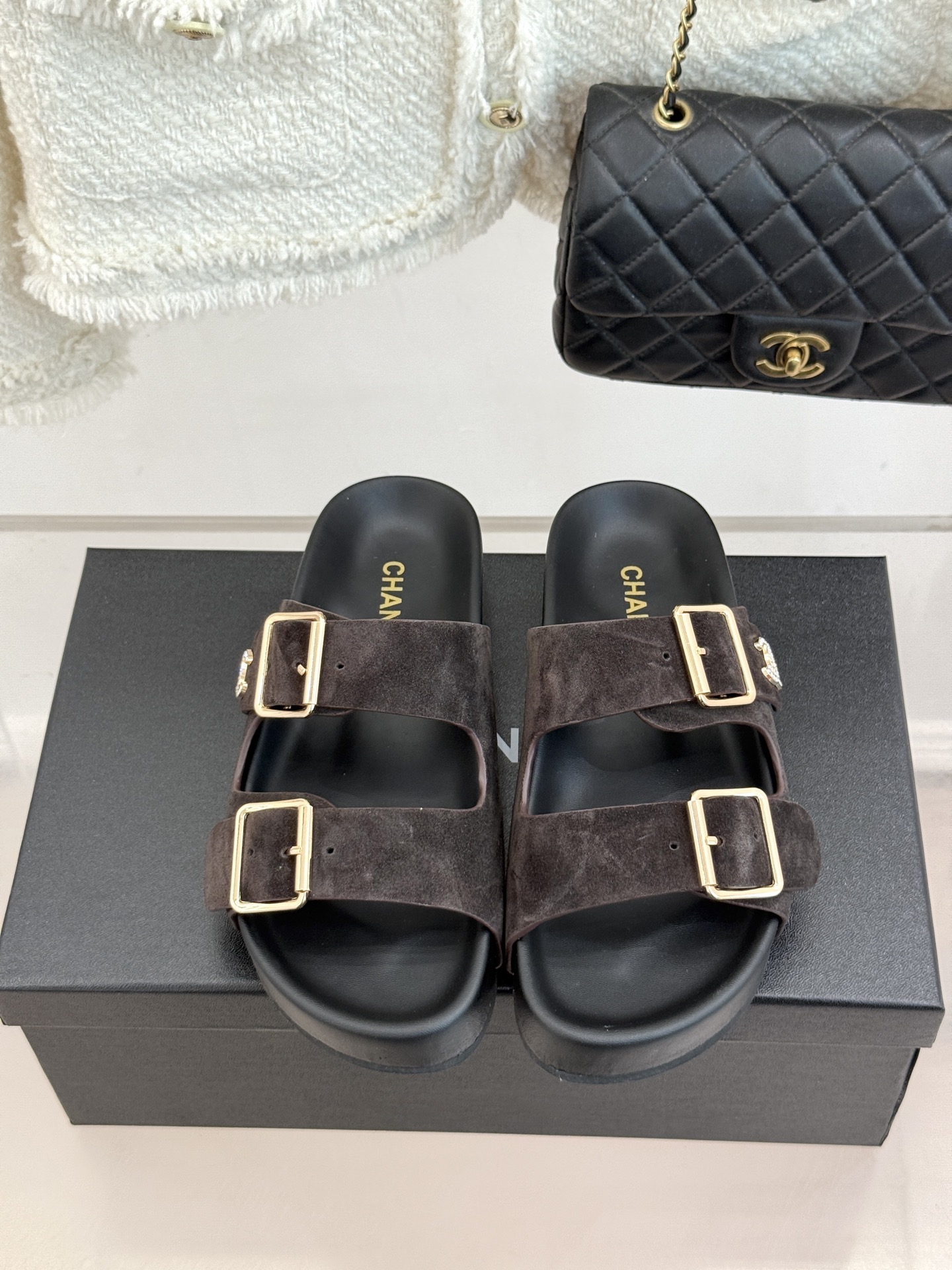 CHANE*｜小香经典双皮带扣双C厚底懒人拖鞋将法式优雅与松弛感完美交融。双皮带可调节设计贴合脚型金属双