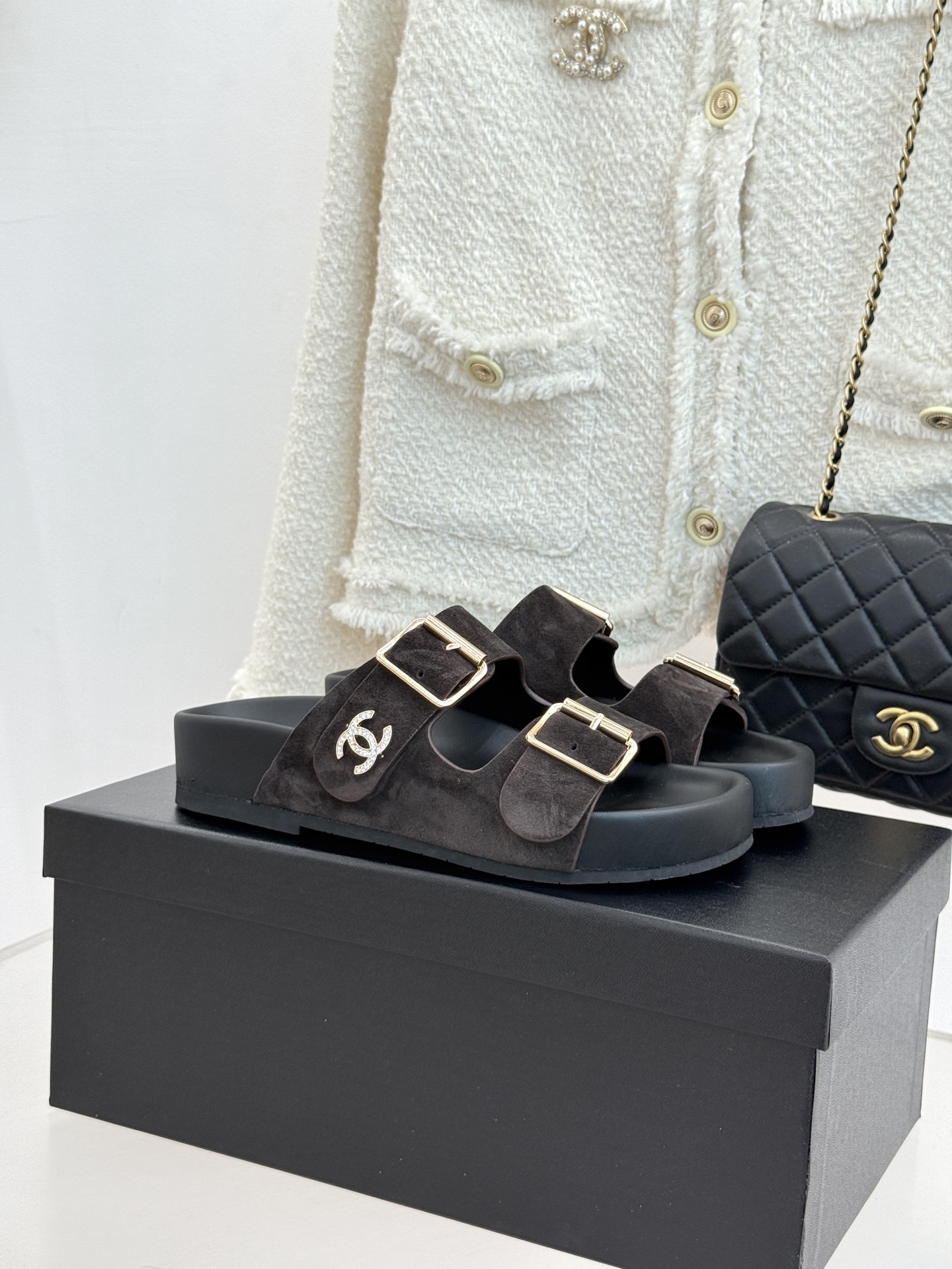 CHANE*｜小香经典双皮带扣双C厚底懒人拖鞋将法式优雅与松弛感完美交融。双皮带可调节设计贴合脚型金属双