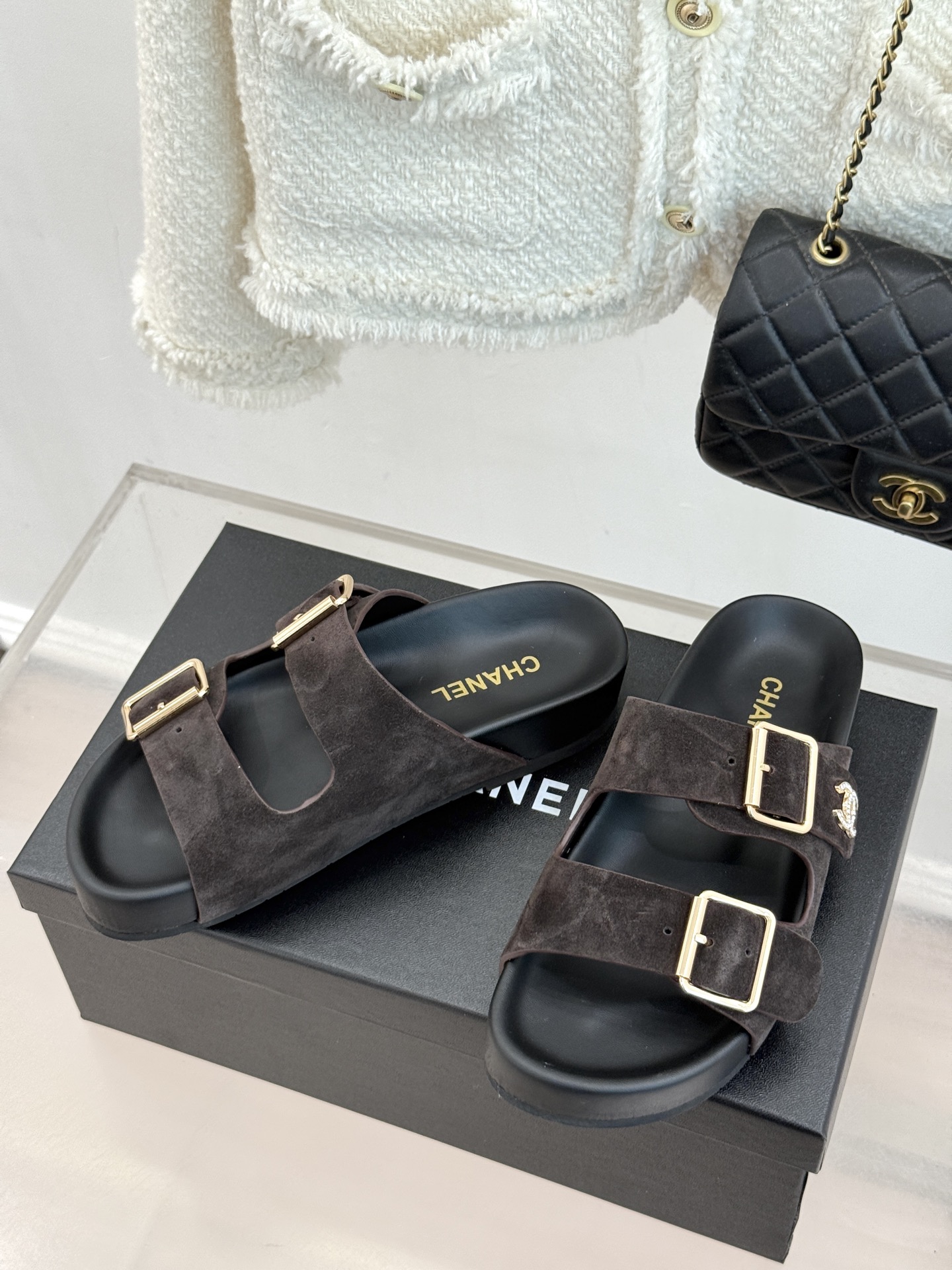 CHANE*｜小香经典双皮带扣双C厚底懒人拖鞋将法式优雅与松弛感完美交融。双皮带可调节设计贴合脚型金属双