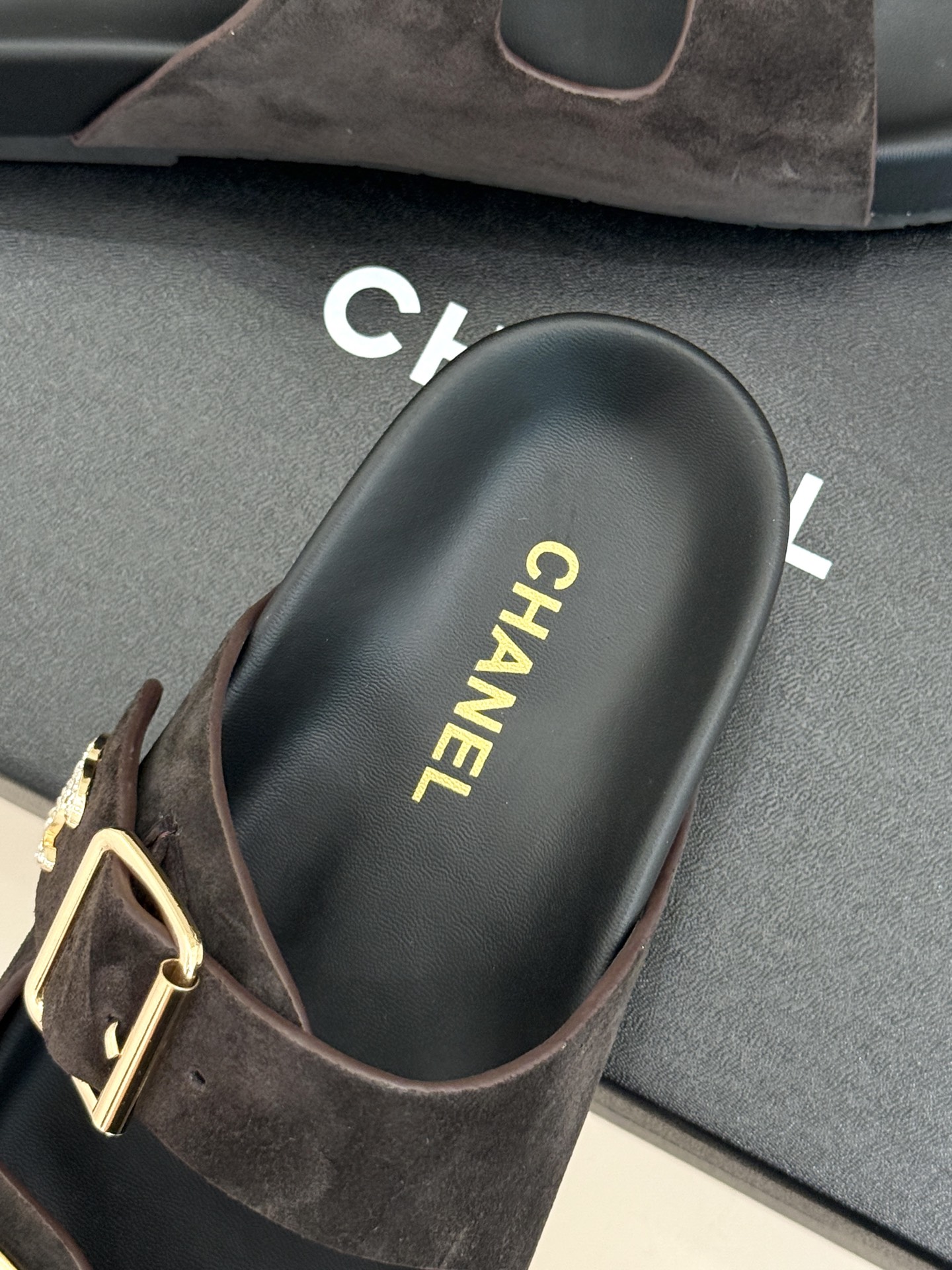 CHANE*｜小香经典双皮带扣双C厚底懒人拖鞋将法式优雅与松弛感完美交融。双皮带可调节设计贴合脚型金属双