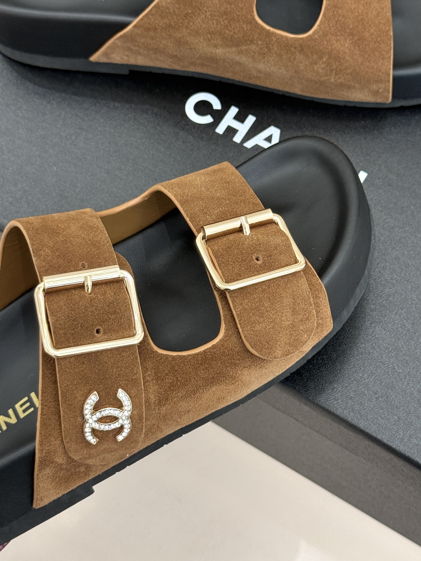 CHANE*｜小香经典双皮带扣双C厚底懒人拖鞋将法式优雅与松弛感完美交融。双皮带可调节设计贴合脚型金属双
