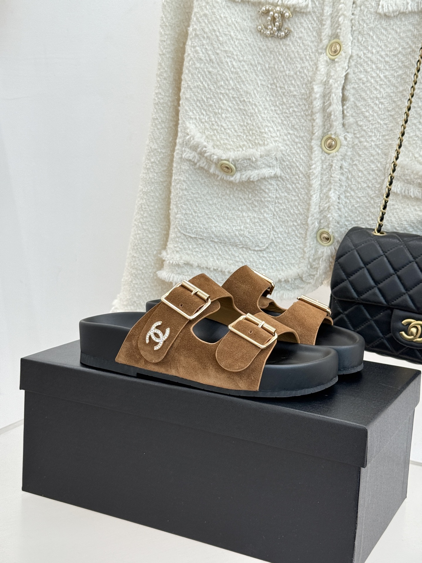 CHANE*｜小香经典双皮带扣双C厚底懒人拖鞋将法式优雅与松弛感完美交融。双皮带可调节设计贴合脚型金属双