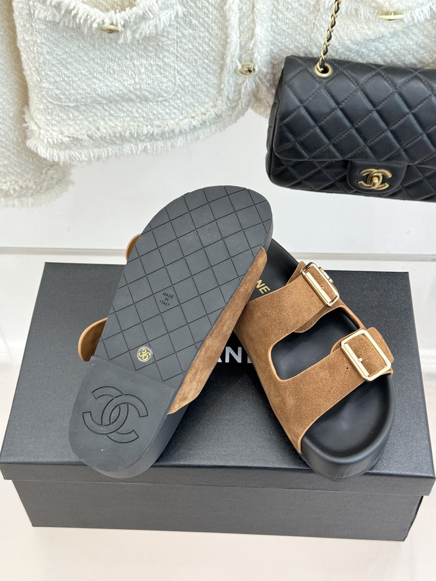 CHANE*｜小香经典双皮带扣双C厚底懒人拖鞋将法式优雅与松弛感完美交融。双皮带可调节设计贴合脚型金属双