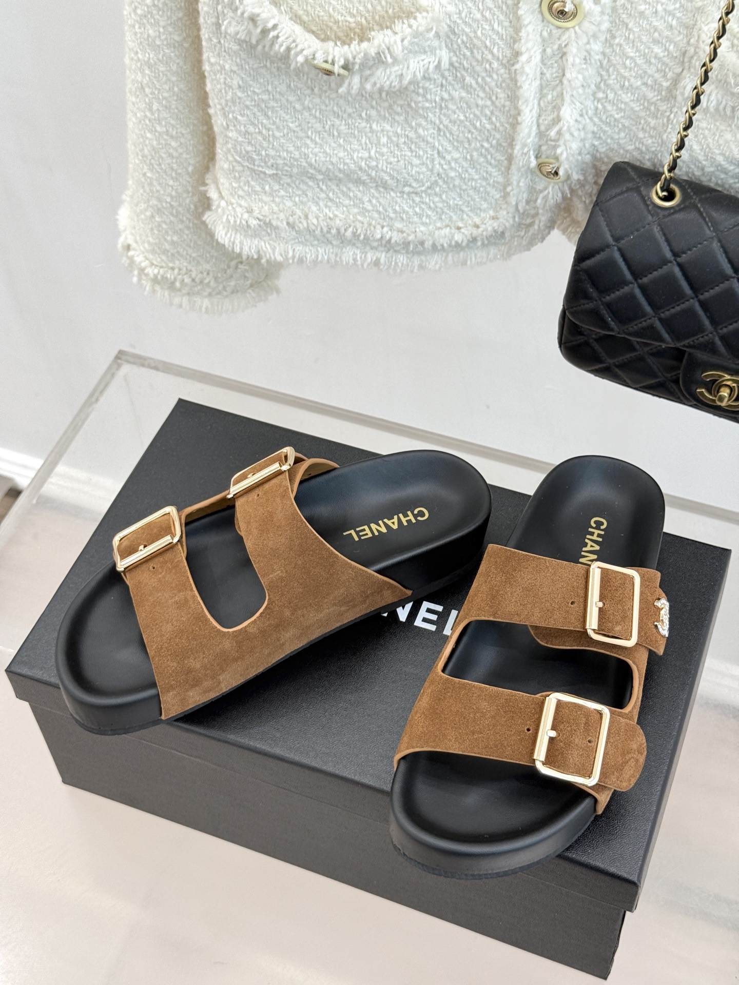 CHANE*｜小香经典双皮带扣双C厚底懒人拖鞋将法式优雅与松弛感完美交融。双皮带可调节设计贴合脚型金属双