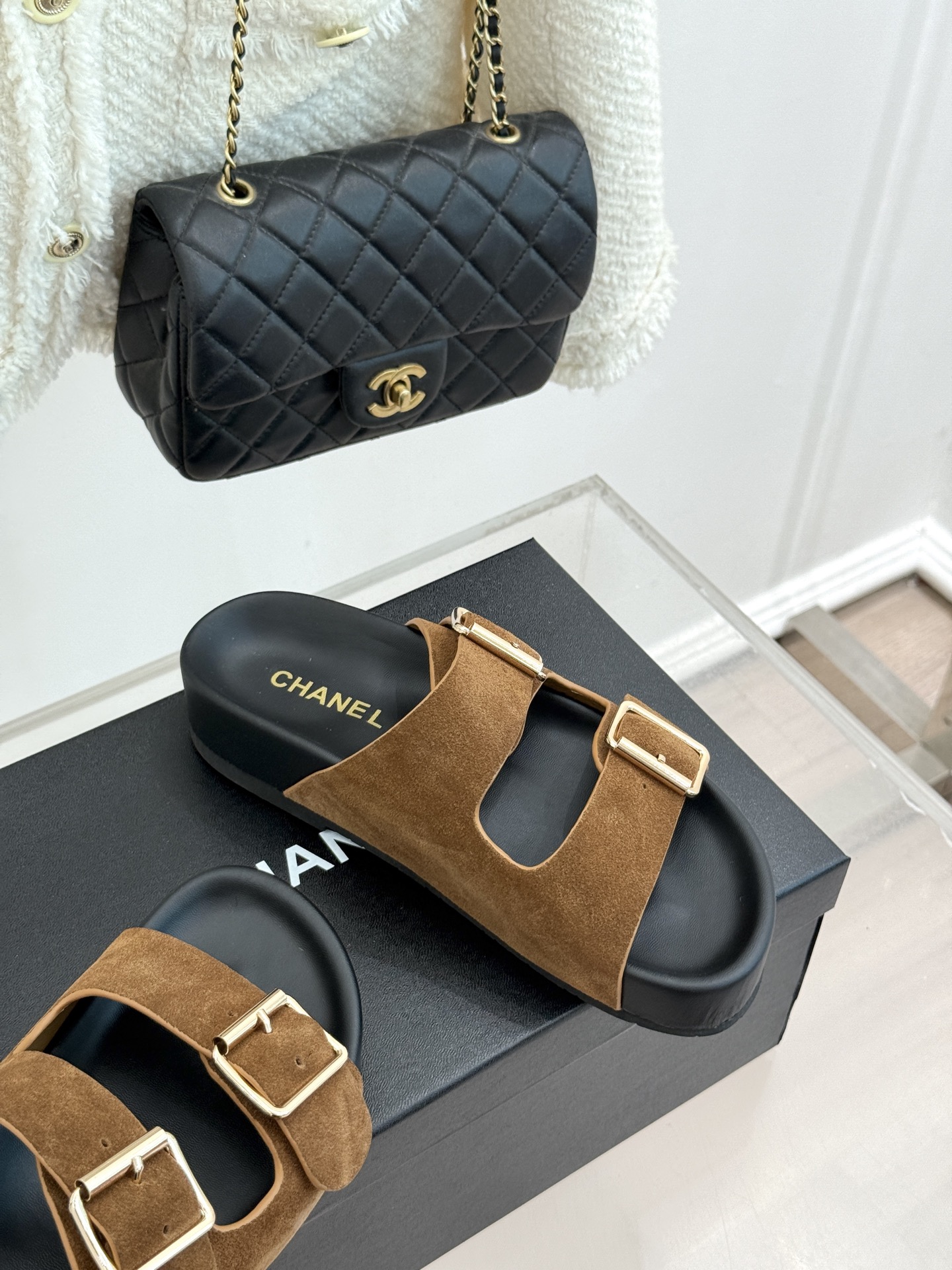 CHANE*｜小香经典双皮带扣双C厚底懒人拖鞋将法式优雅与松弛感完美交融。双皮带可调节设计贴合脚型金属双