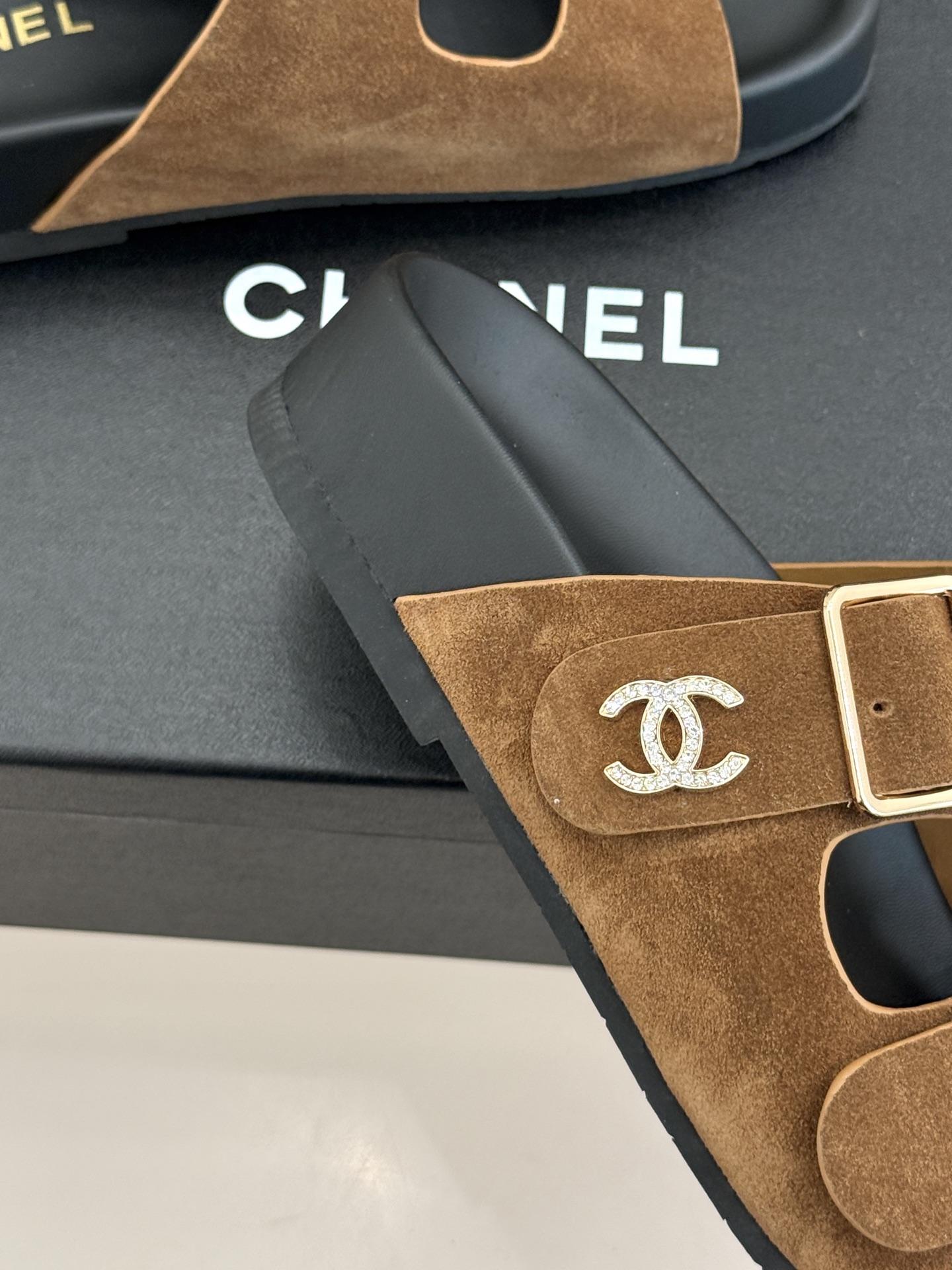 CHANE*｜小香经典双皮带扣双C厚底懒人拖鞋将法式优雅与松弛感完美交融。双皮带可调节设计贴合脚型金属双