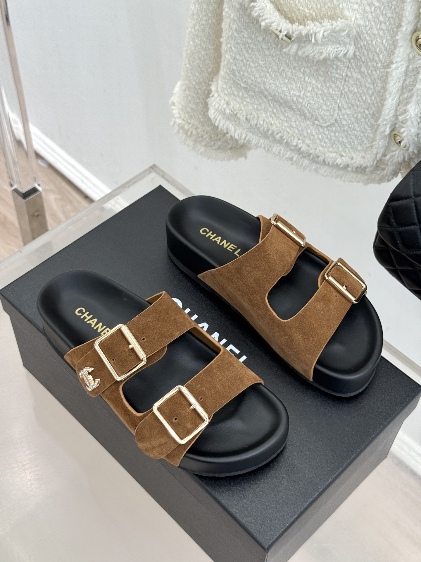 CHANE*｜小香经典双皮带扣双C厚底懒人拖鞋将法式优雅与松弛感完美交融。双皮带可调节设计贴合脚型金属双