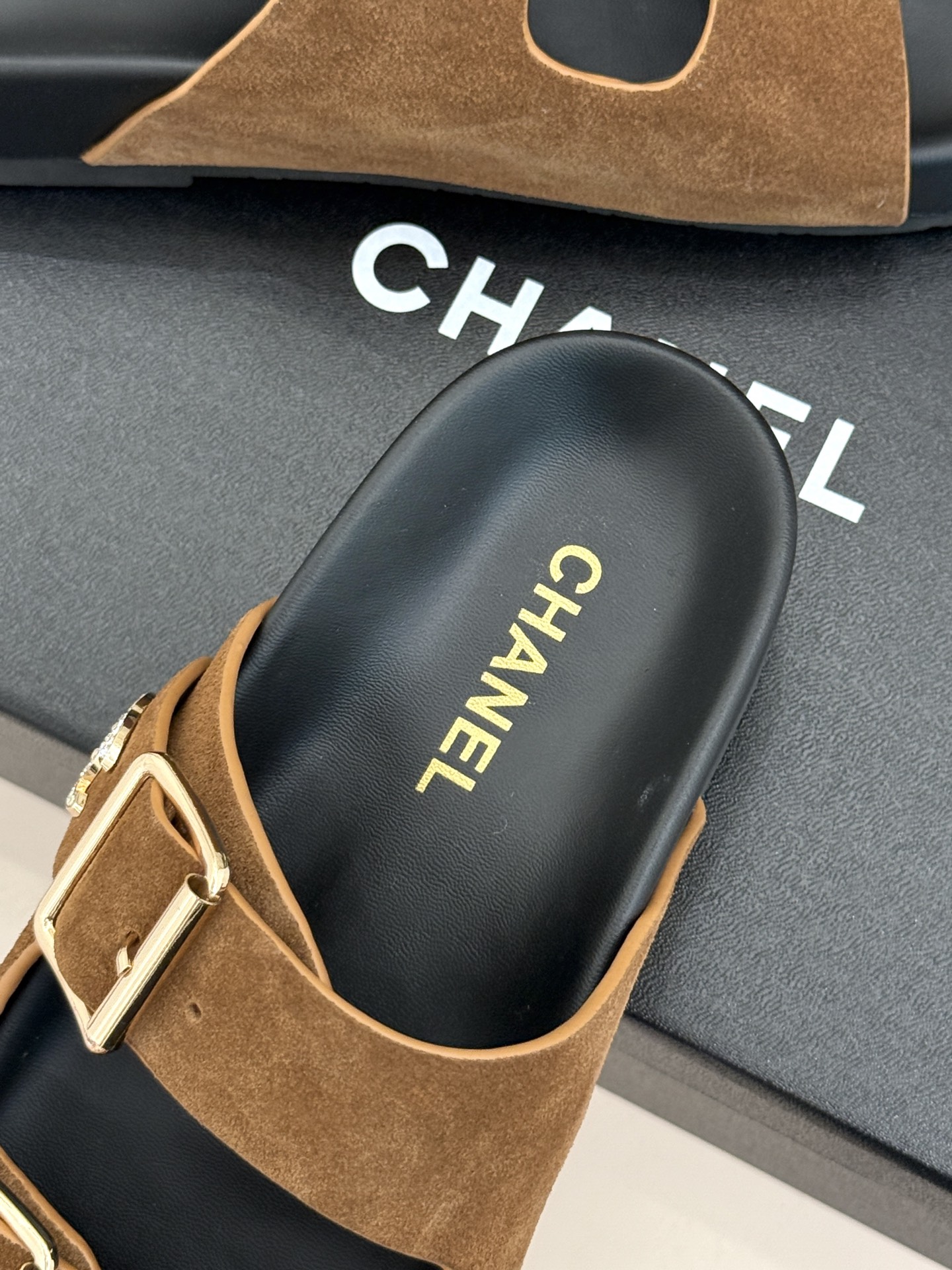 CHANE*｜小香经典双皮带扣双C厚底懒人拖鞋将法式优雅与松弛感完美交融。双皮带可调节设计贴合脚型金属双