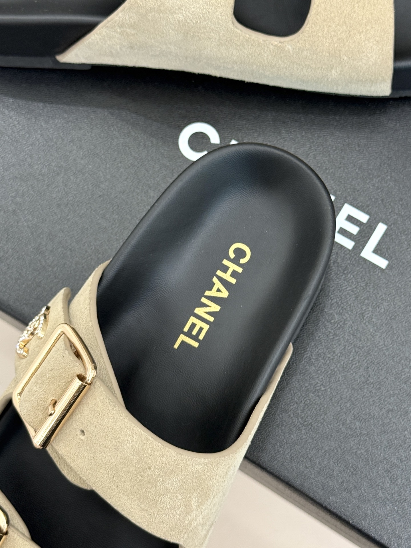 CHANE*｜小香经典双皮带扣双C厚底懒人拖鞋将法式优雅与松弛感完美交融。双皮带可调节设计贴合脚型金属双