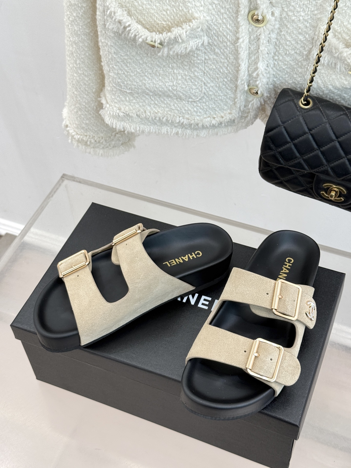 CHANE*｜小香经典双皮带扣双C厚底懒人拖鞋将法式优雅与松弛感完美交融。双皮带可调节设计贴合脚型金属双