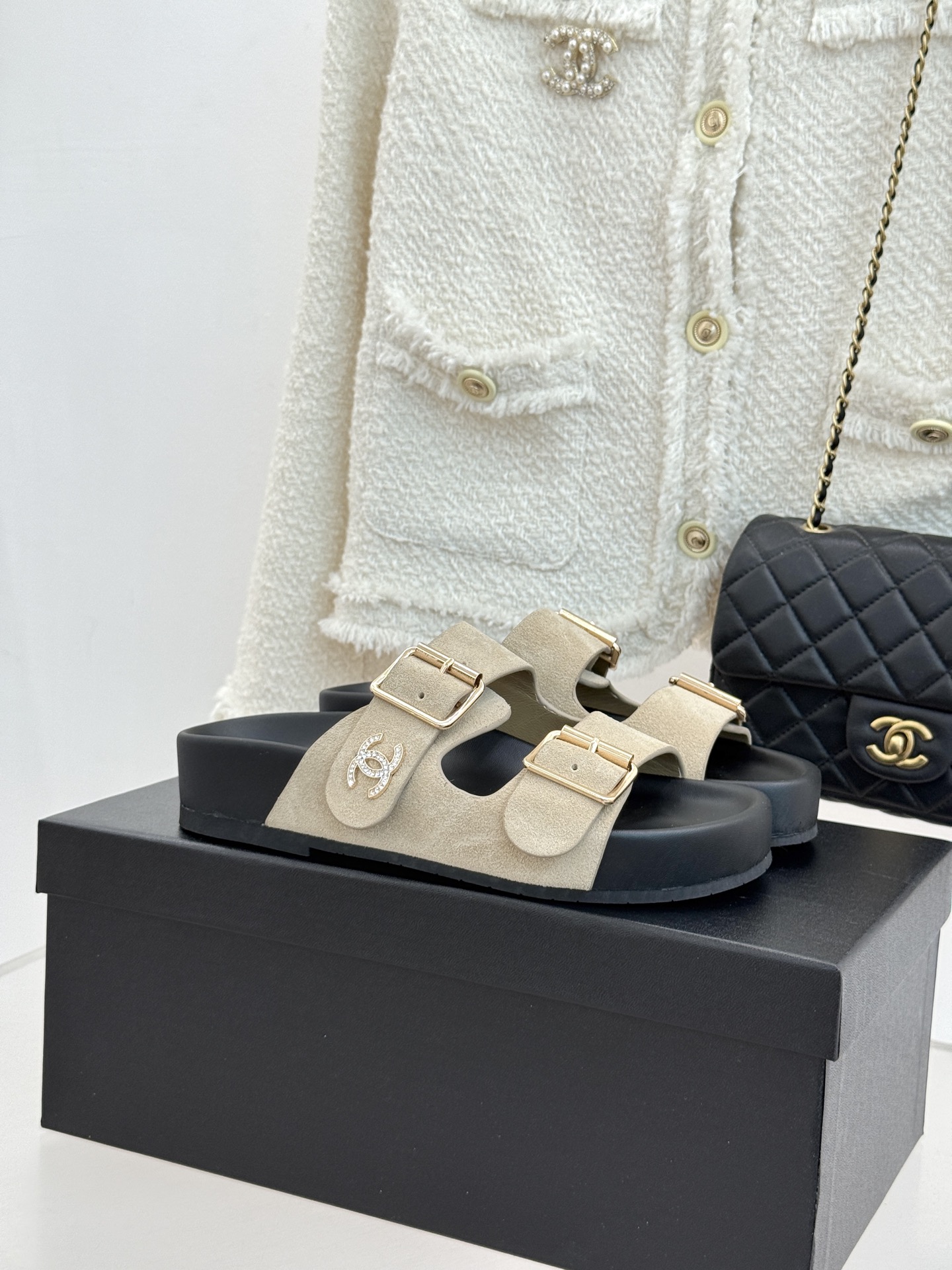 CHANE*｜小香经典双皮带扣双C厚底懒人拖鞋将法式优雅与松弛感完美交融。双皮带可调节设计贴合脚型金属双