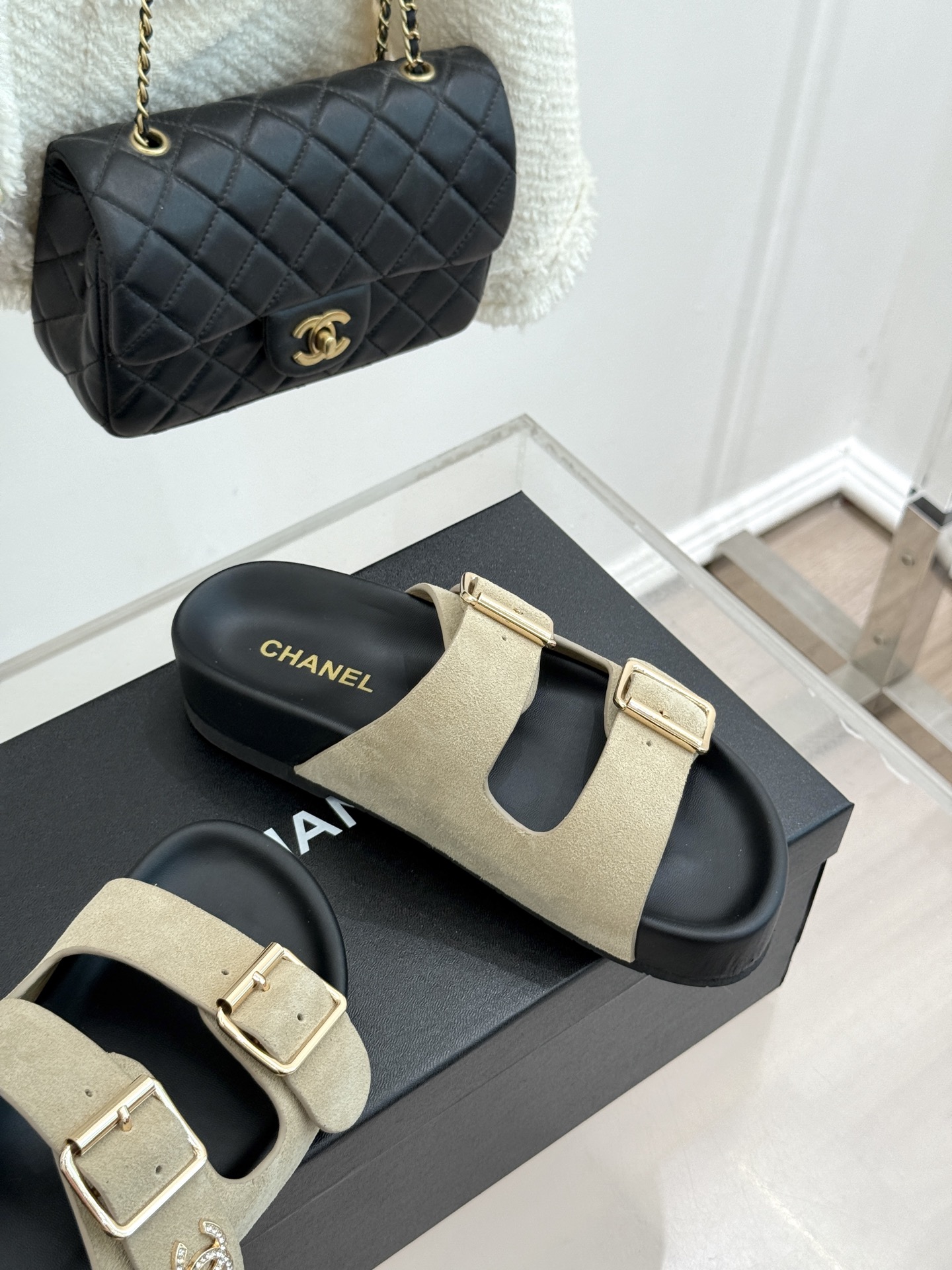 CHANE*｜小香经典双皮带扣双C厚底懒人拖鞋将法式优雅与松弛感完美交融。双皮带可调节设计贴合脚型金属双